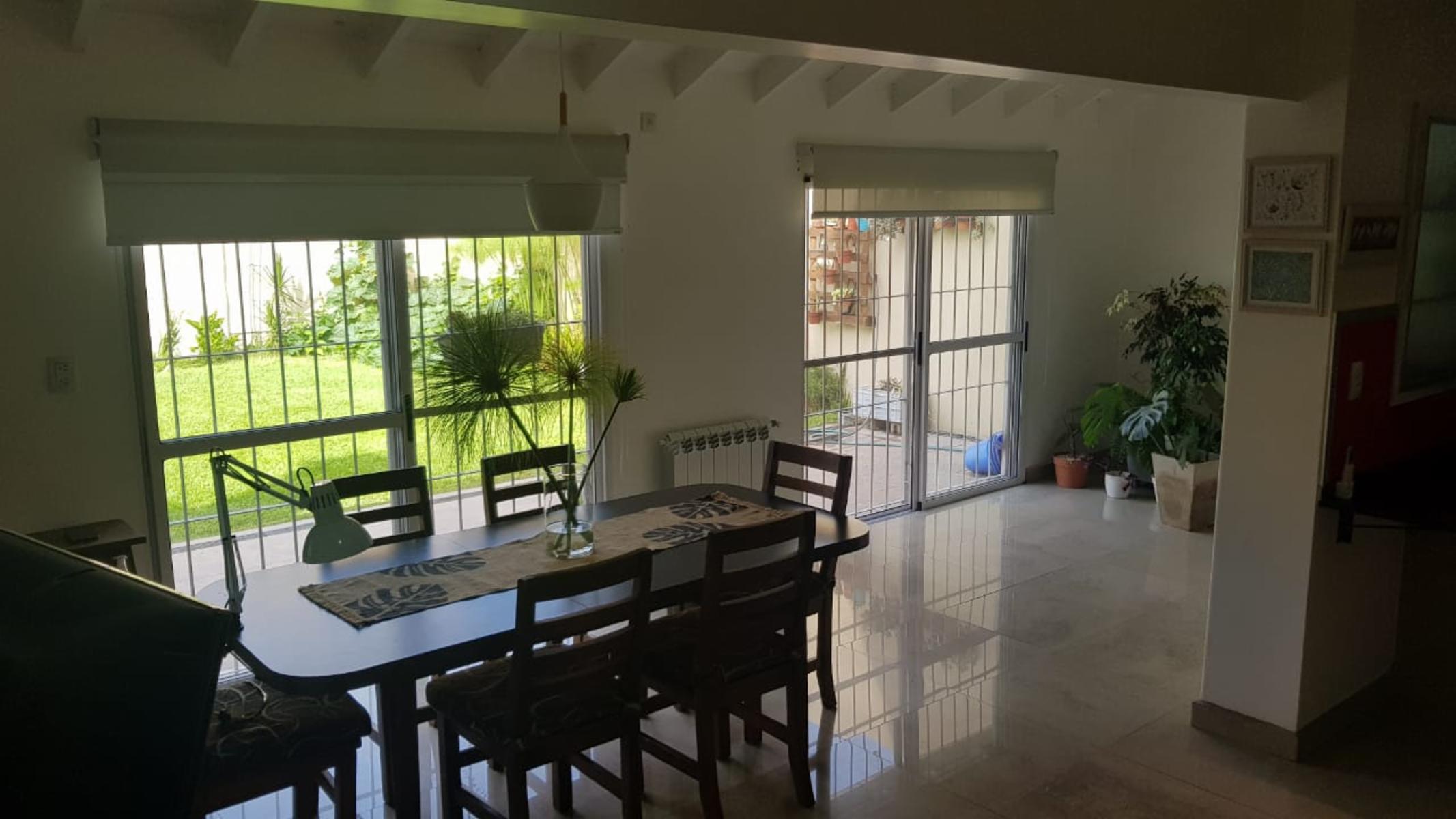 PROPIEDAD EN 2 PLANTAS DE 4 AMBIENTES EN MUY BUEN ESTADO GENERAL, EN MUY BUENA ZONA RESIDENCIAL. — foto 7