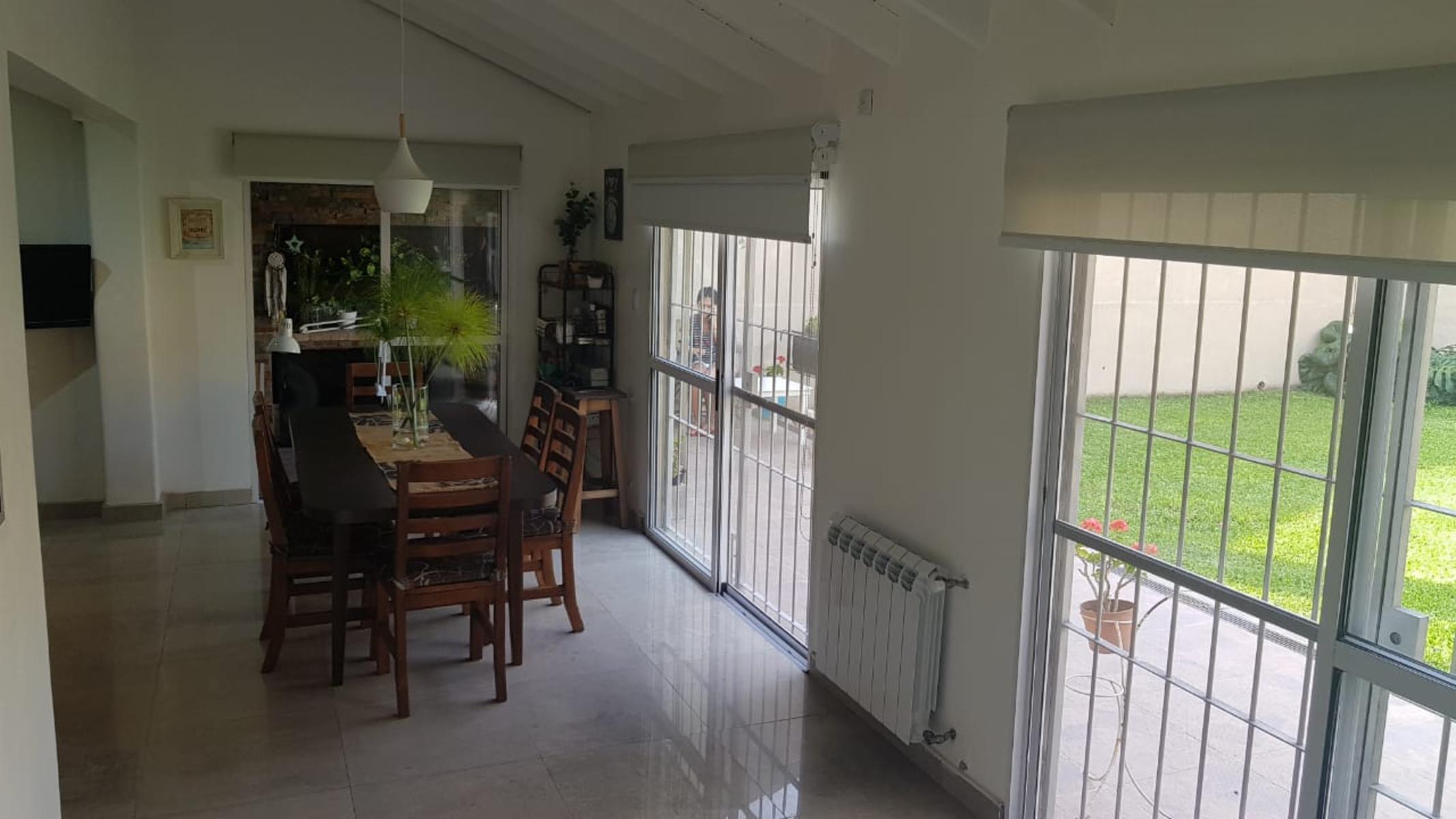 PROPIEDAD EN 2 PLANTAS DE 4 AMBIENTES EN MUY BUEN ESTADO GENERAL, EN MUY BUENA ZONA RESIDENCIAL. — foto 8
