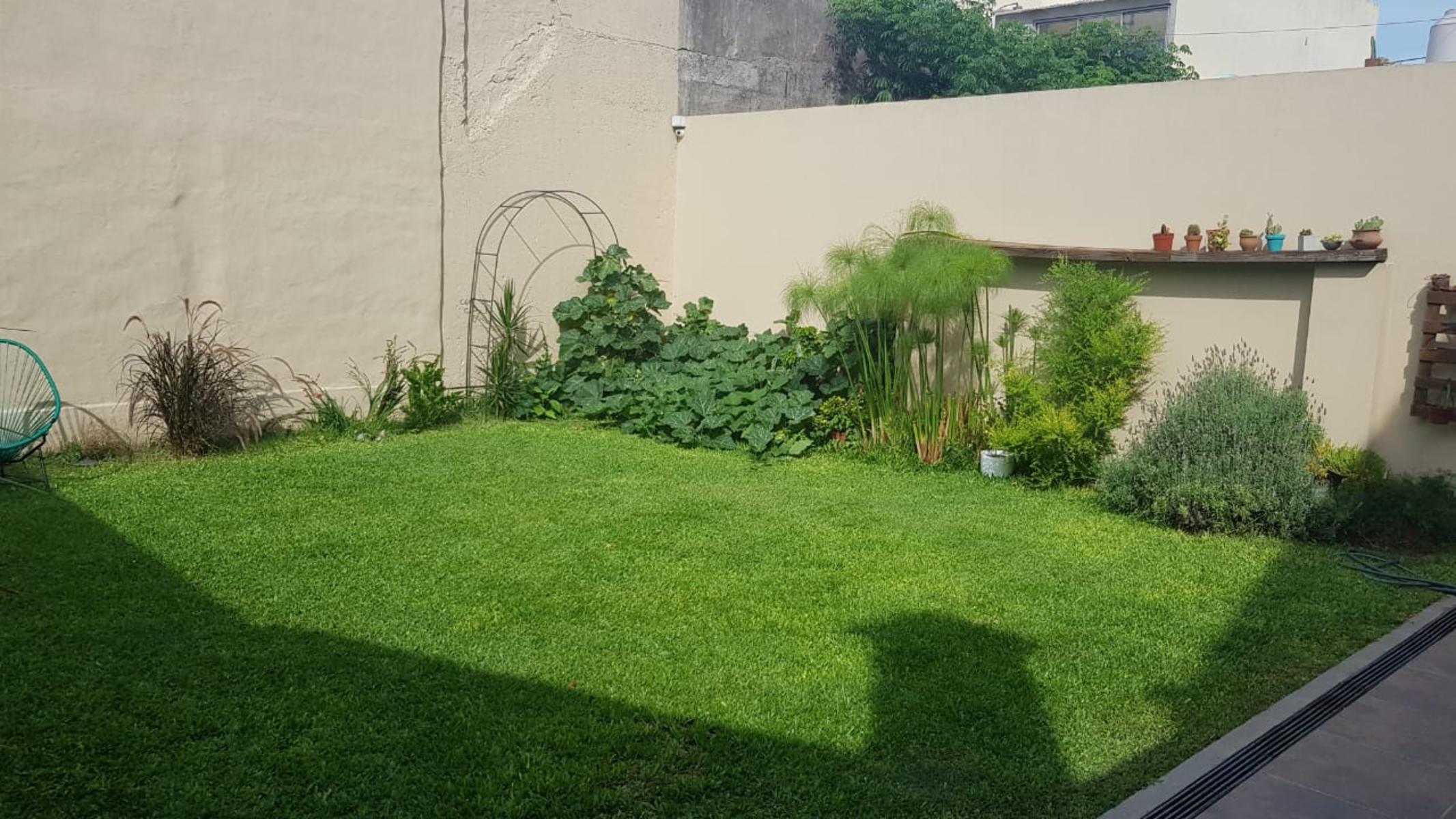 PROPIEDAD EN 2 PLANTAS DE 4 AMBIENTES EN MUY BUEN ESTADO GENERAL, EN MUY BUENA ZONA RESIDENCIAL. — foto 9