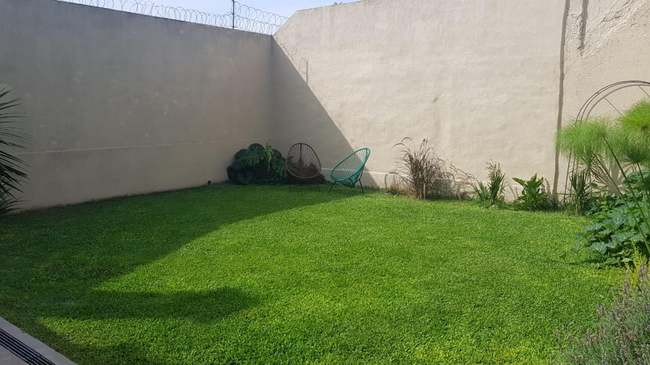 PROPIEDAD EN 2 PLANTAS DE 4 AMBIENTES EN MUY BUEN ESTADO GENERAL, EN MUY BUENA ZONA RESIDENCIAL. — foto 10