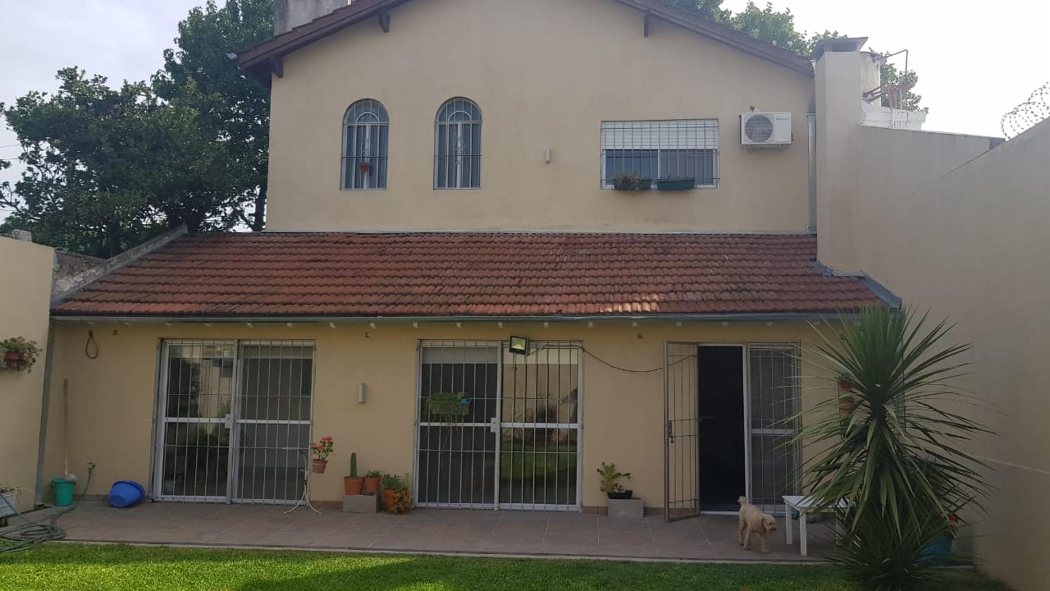 PROPIEDAD EN 2 PLANTAS DE 4 AMBIENTES EN MUY BUEN ESTADO GENERAL, EN MUY BUENA ZONA RESIDENCIAL. — foto 13