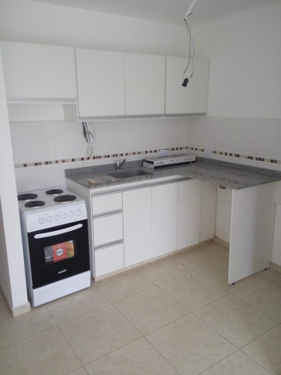Departamento 2 ambientes en 2 piso con amplio balcón en buena zona residencial — foto 3