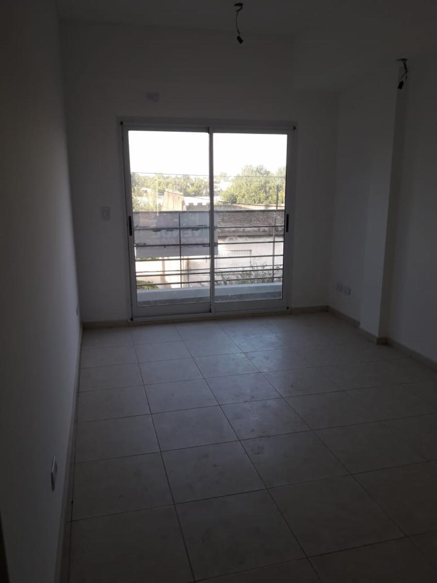 Departamento 2 ambientes en 2 piso con amplio balcón en buena zona residencial — foto 4