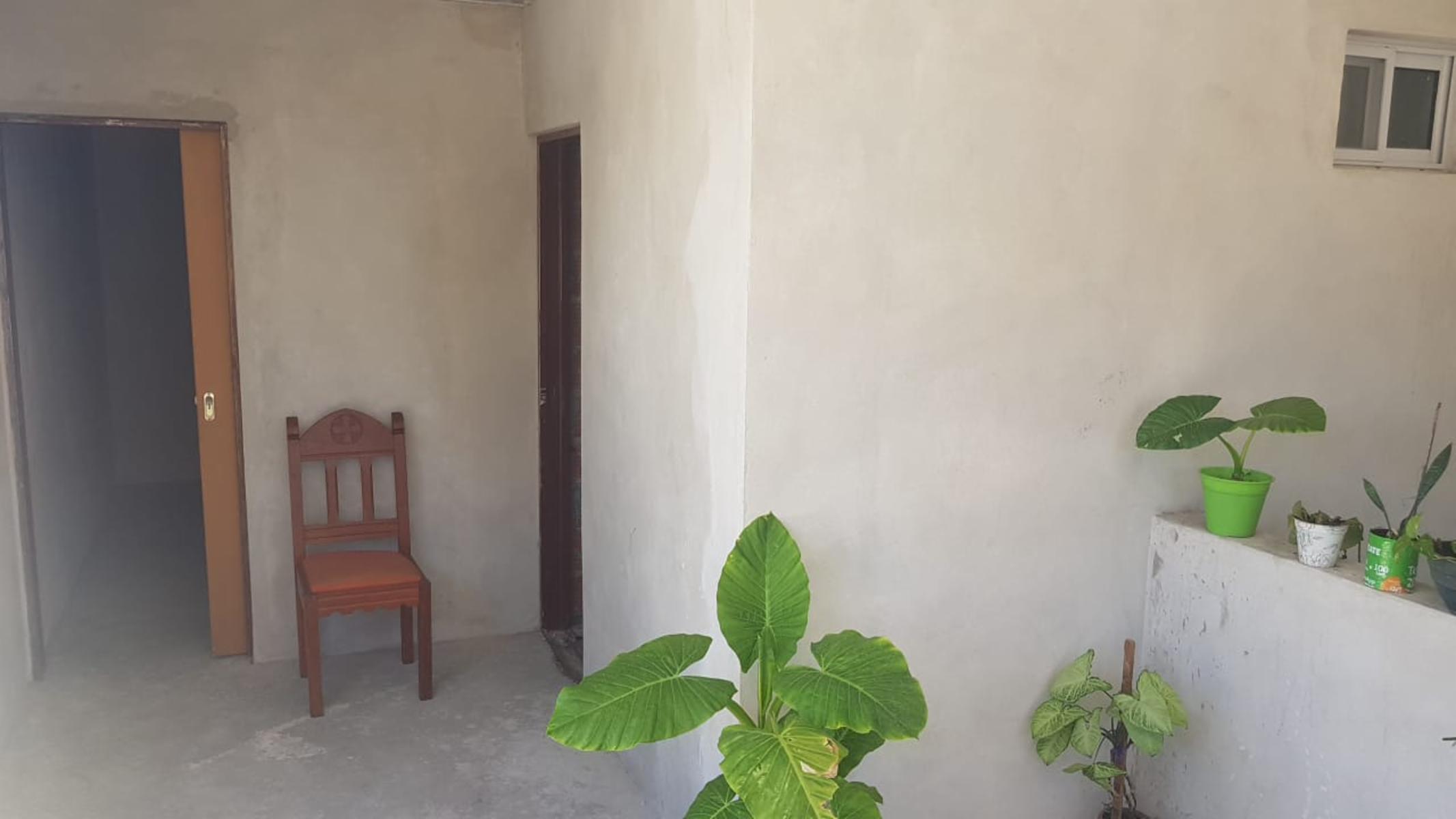 PROPIEDAD EN LOTE PROPIO CON LOCAL COMERCIAL, 6 DEPARTAMENTOS DE 2 AMBIENTES Y ENTRADA PARA AUTOS. — foto 2