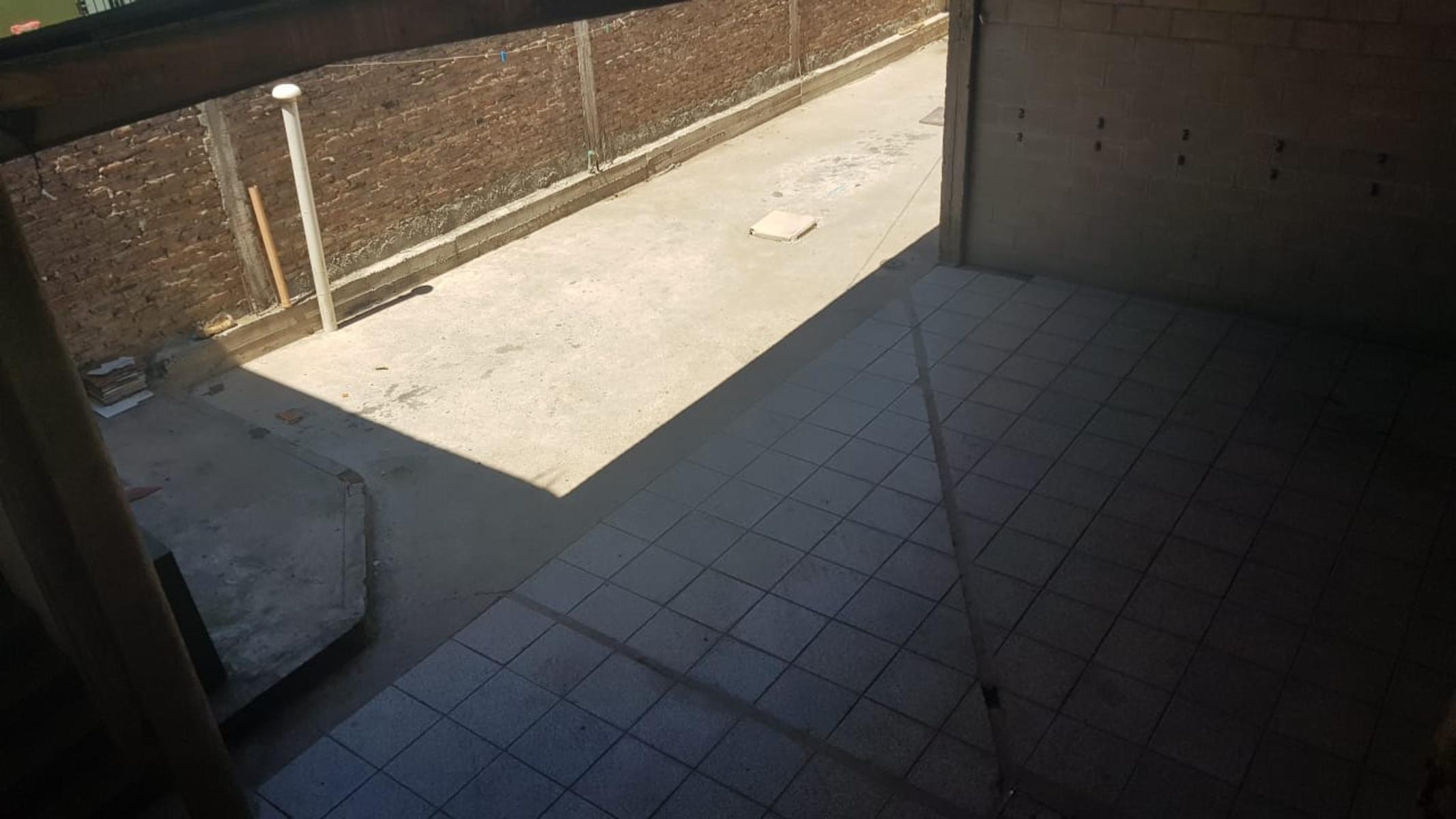 PROPIEDAD EN LOTE PROPIO CON LOCAL COMERCIAL, 6 DEPARTAMENTOS DE 2 AMBIENTES Y ENTRADA PARA AUTOS. — foto 4