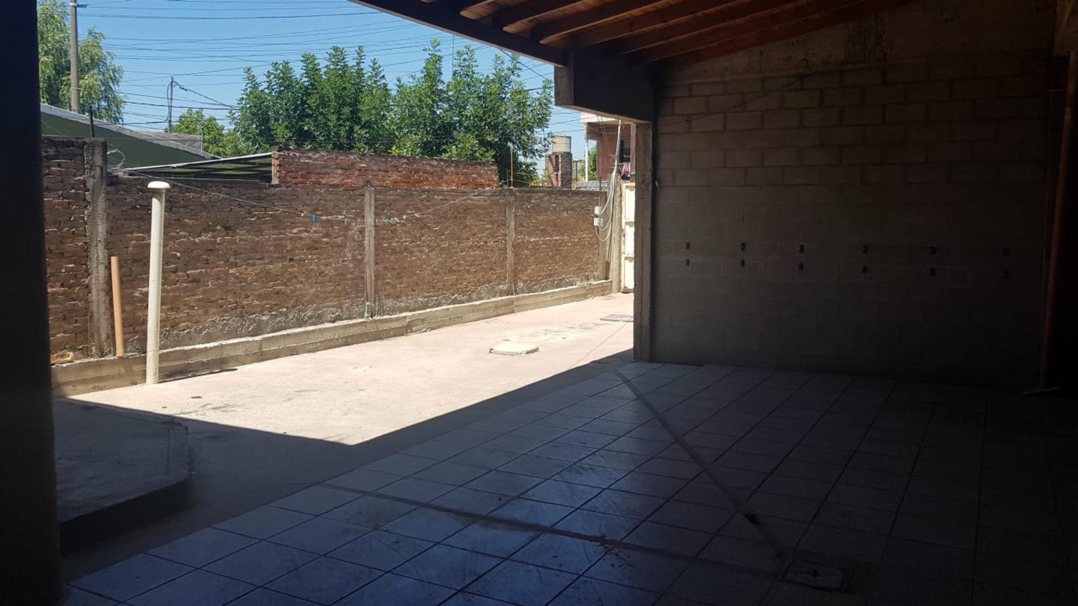PROPIEDAD EN LOTE PROPIO CON LOCAL COMERCIAL, 6 DEPARTAMENTOS DE 2 AMBIENTES Y ENTRADA PARA AUTOS. — foto 6