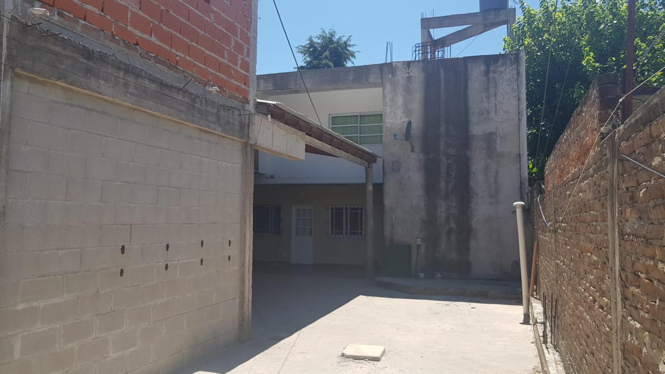 PROPIEDAD EN LOTE PROPIO CON LOCAL COMERCIAL, 6 DEPARTAMENTOS DE 2 AMBIENTES Y ENTRADA PARA AUTOS. — foto 11