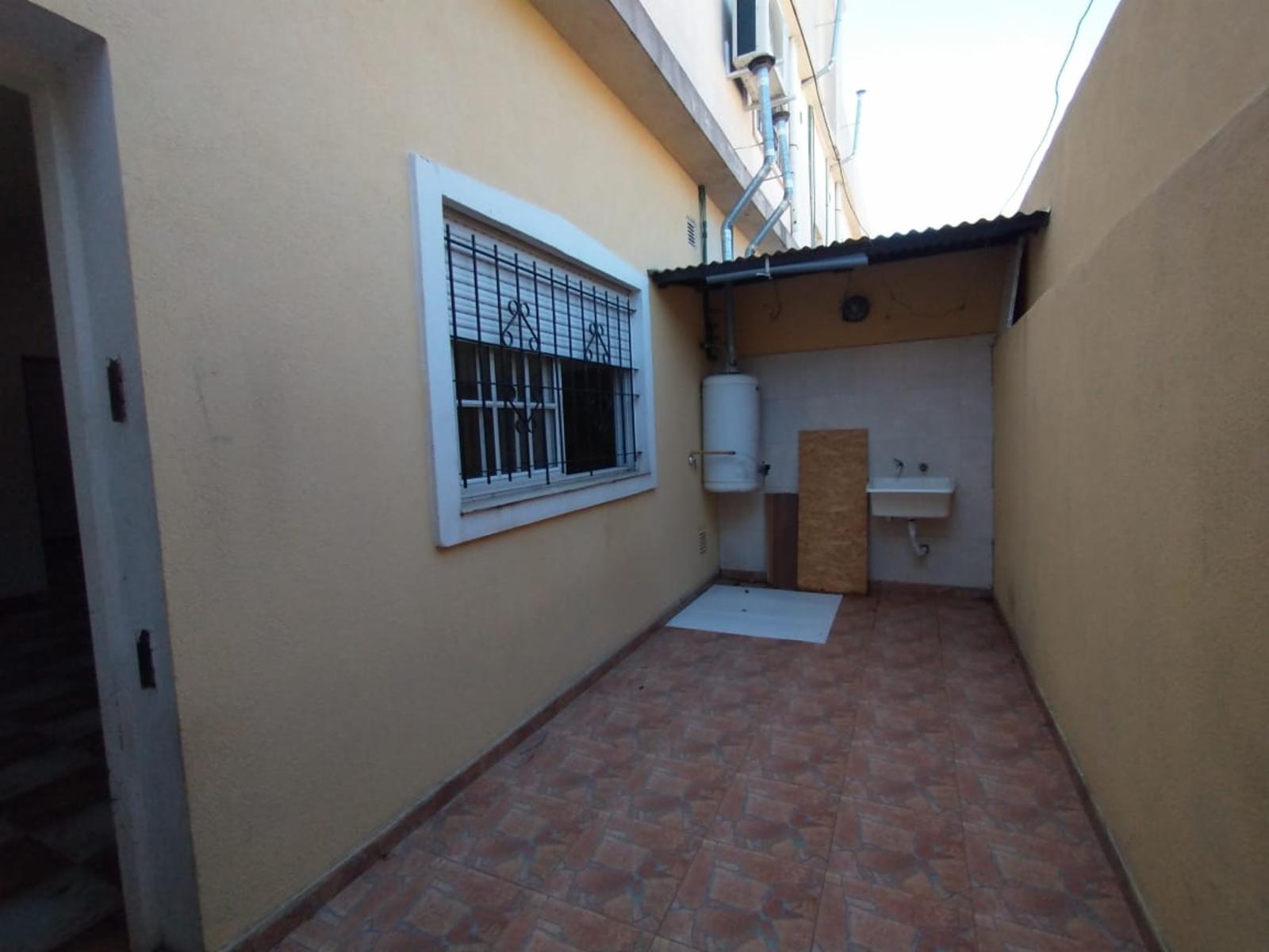 EXCELENTE DEPARTAMENTOS DE 2 AMBIENTES AMPLIOS EN PLANTA BAJA CON PATIO Y LAVADERO. - 1