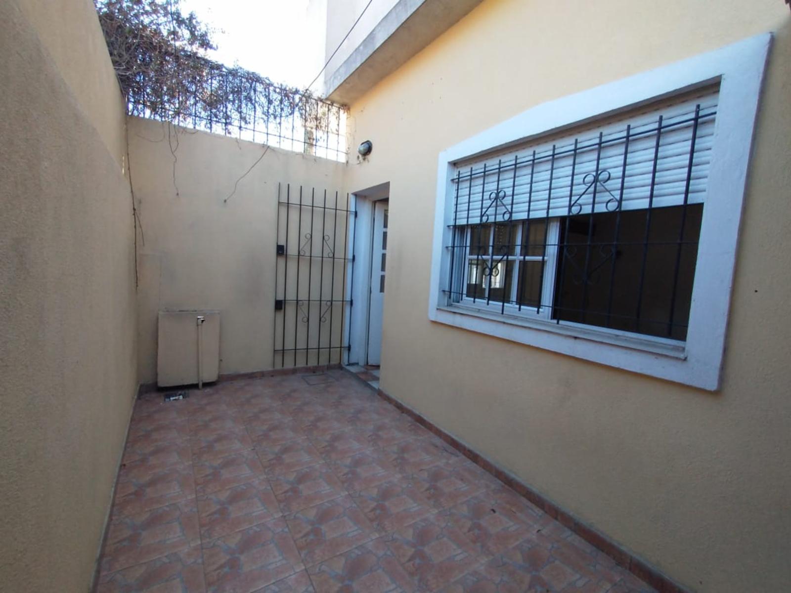 EXCELENTE DEPARTAMENTOS DE 2 AMBIENTES AMPLIOS EN PLANTA BAJA CON PATIO Y LAVADERO. - 4