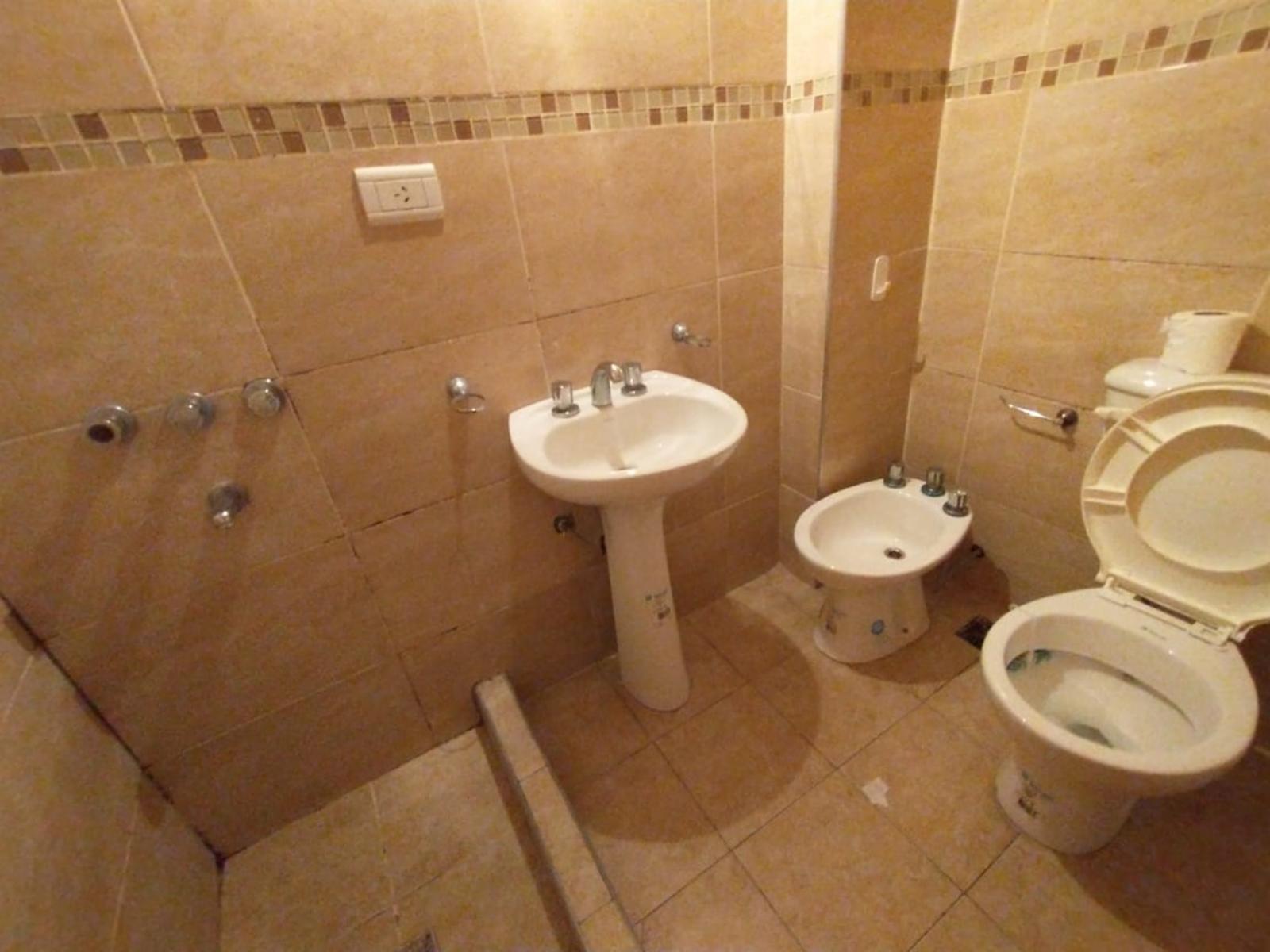 EXCELENTE DEPARTAMENTOS DE 2 AMBIENTES AMPLIOS EN PLANTA BAJA CON PATIO Y LAVADERO. - 6