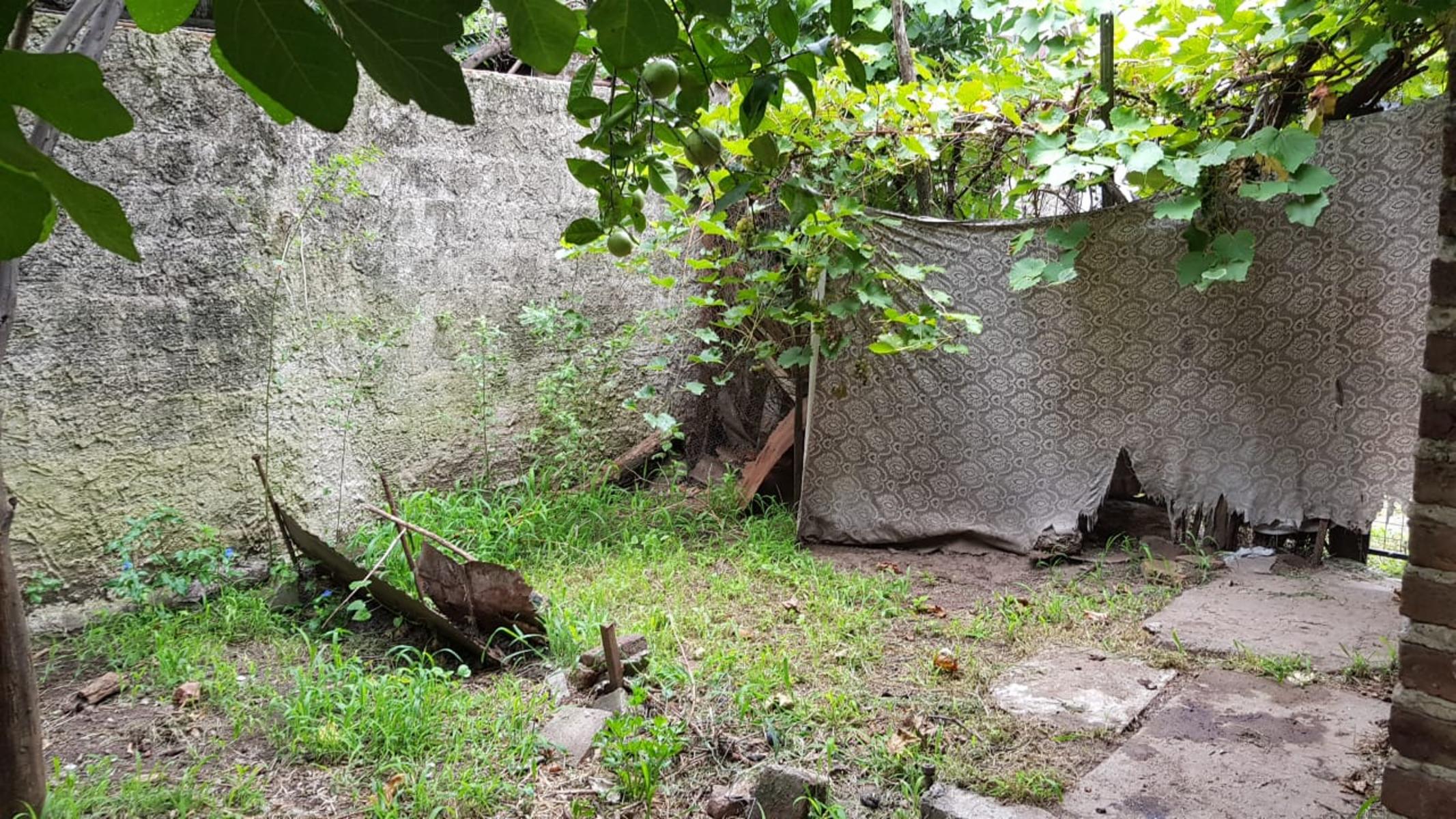 CASA EN LOTE PROPIO DE 10X34 mts, 3 AMBIENTES + CONSTRUCCIÓN AL FONDO PARA REFACCIONAR O RECICLAR
