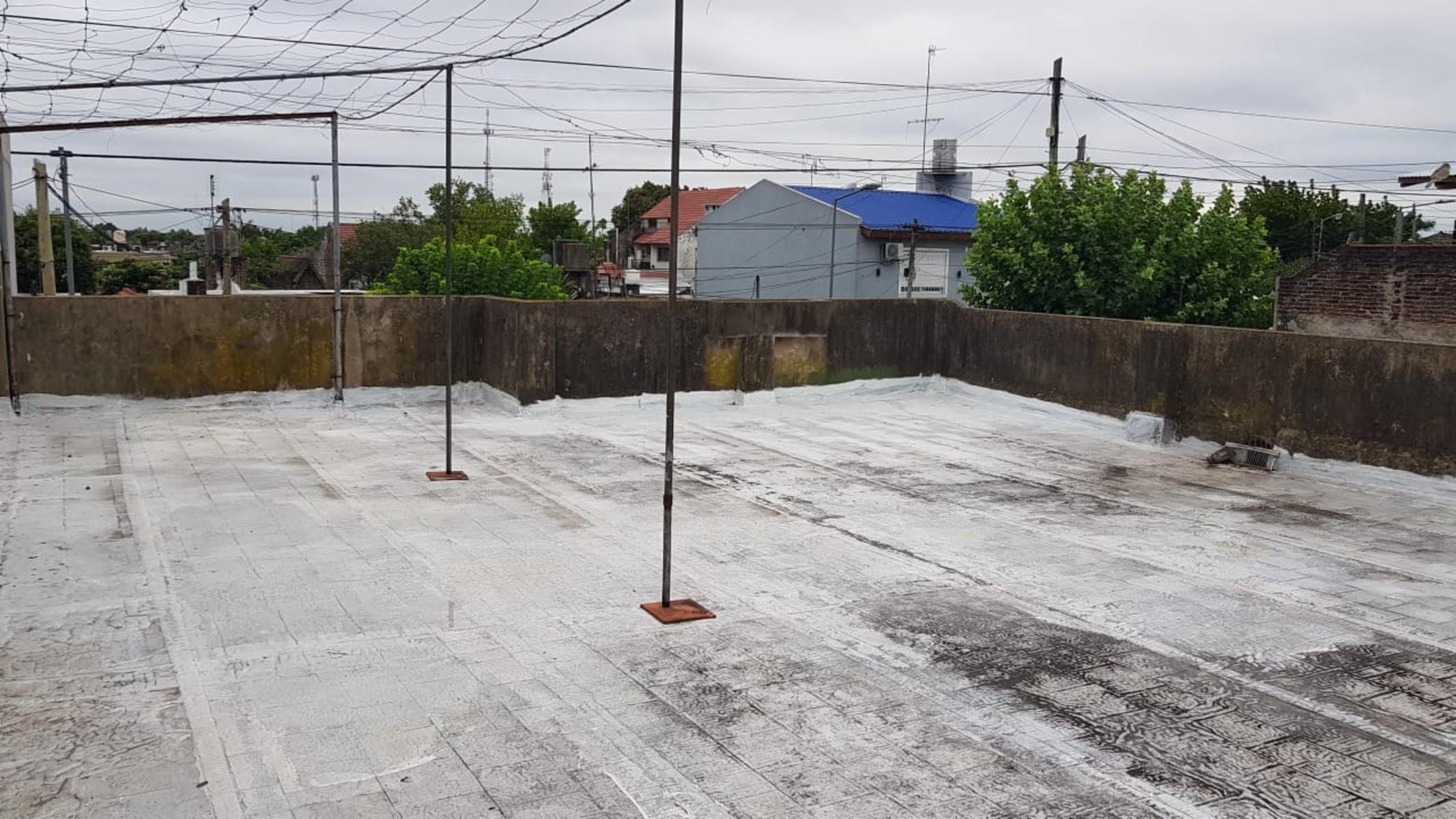 CASA EN LOTE PROPIO DE 10X34 mts, 3 AMBIENTES + CONSTRUCCIÓN AL FONDO PARA REFACCIONAR O RECICLAR — foto 7