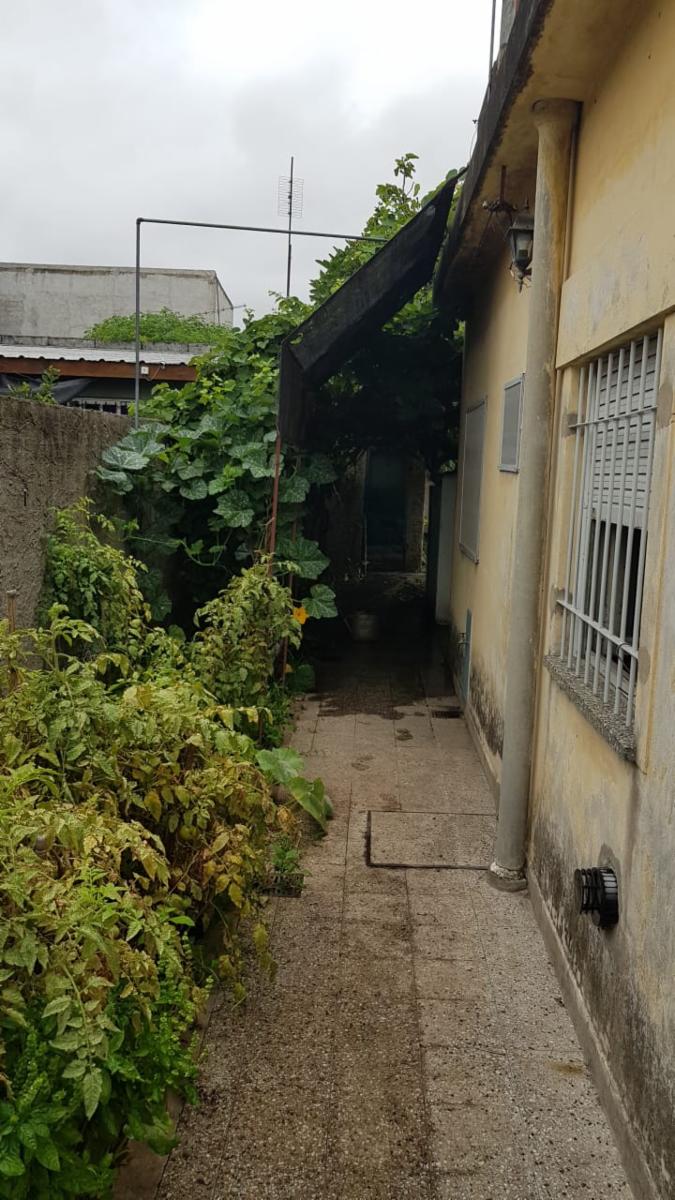 CASA EN LOTE PROPIO DE 10X34 mts, 3 AMBIENTES + CONSTRUCCIÓN AL FONDO PARA REFACCIONAR O RECICLAR — foto 10