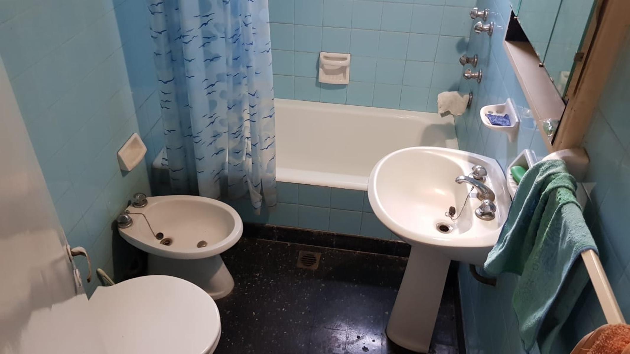 CASA EN LOTE PROPIO DE 10X34 mts, 3 AMBIENTES + CONSTRUCCIÓN AL FONDO PARA REFACCIONAR O RECICLAR — foto 11