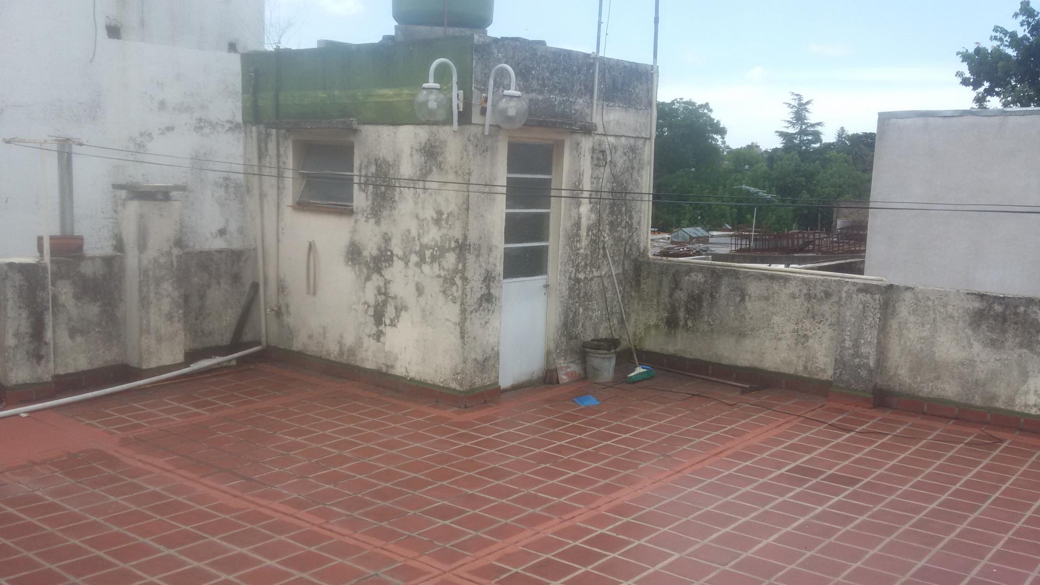 Casa en lote propio 3 amb amplios al frente mas departamento 2 amb al fondo - 3