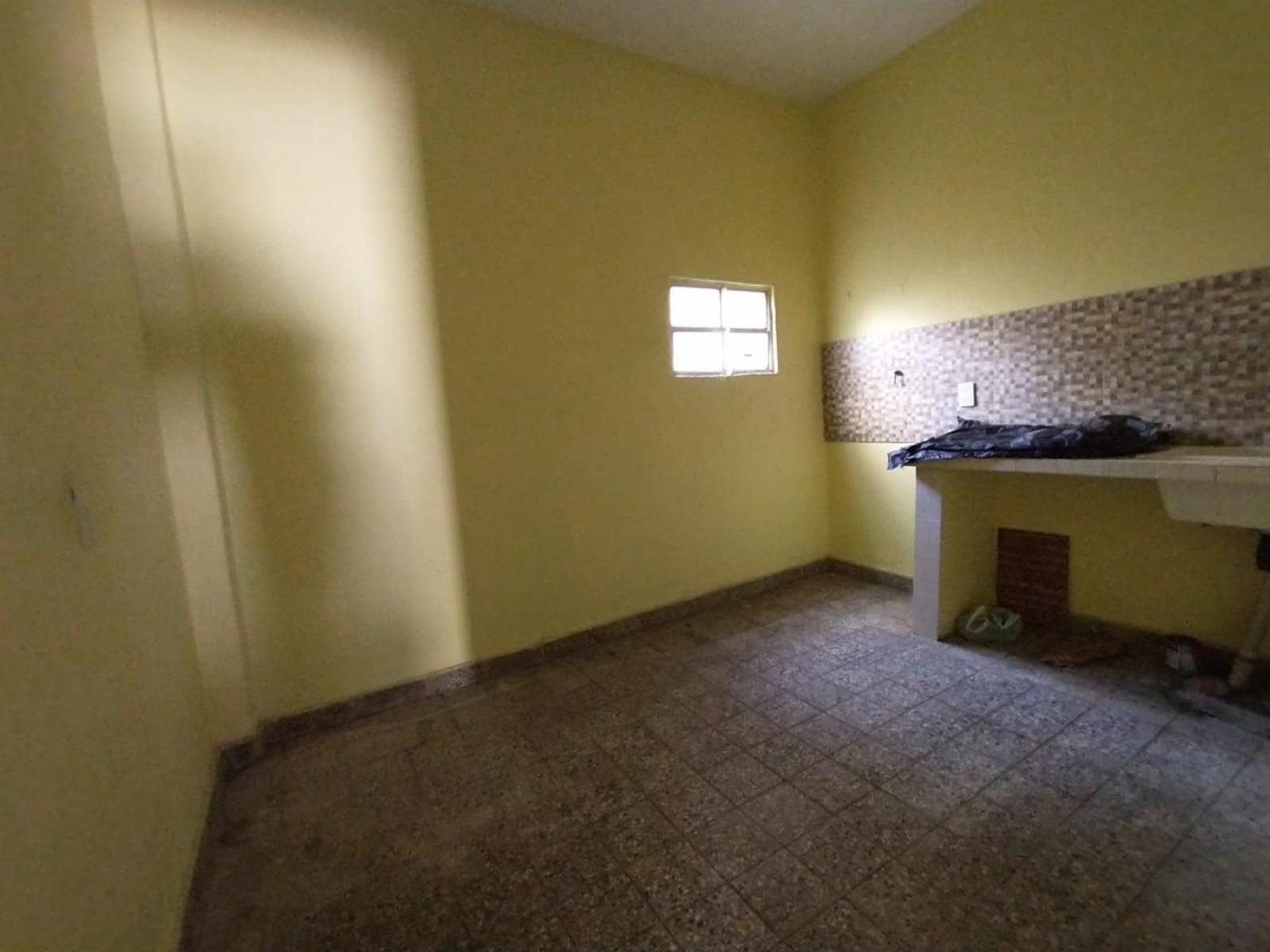 LOCAL COMERCIAL DE APROXIMADAMENTE 35 m2 CON BAÑO TOILETTE Y COCINA. AMPLIO FRENTE CON PERSIANA METÁLICA Y VIDRIERAS. - 2