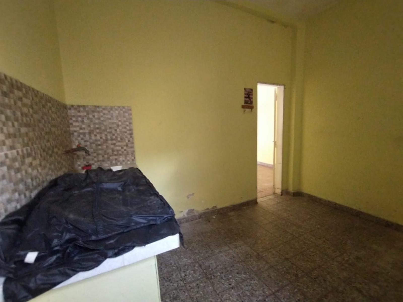 LOCAL COMERCIAL DE APROXIMADAMENTE 35 m2 CON BAÑO TOILETTE Y COCINA. AMPLIO FRENTE CON PERSIANA METÁLICA Y VIDRIERAS. - 3