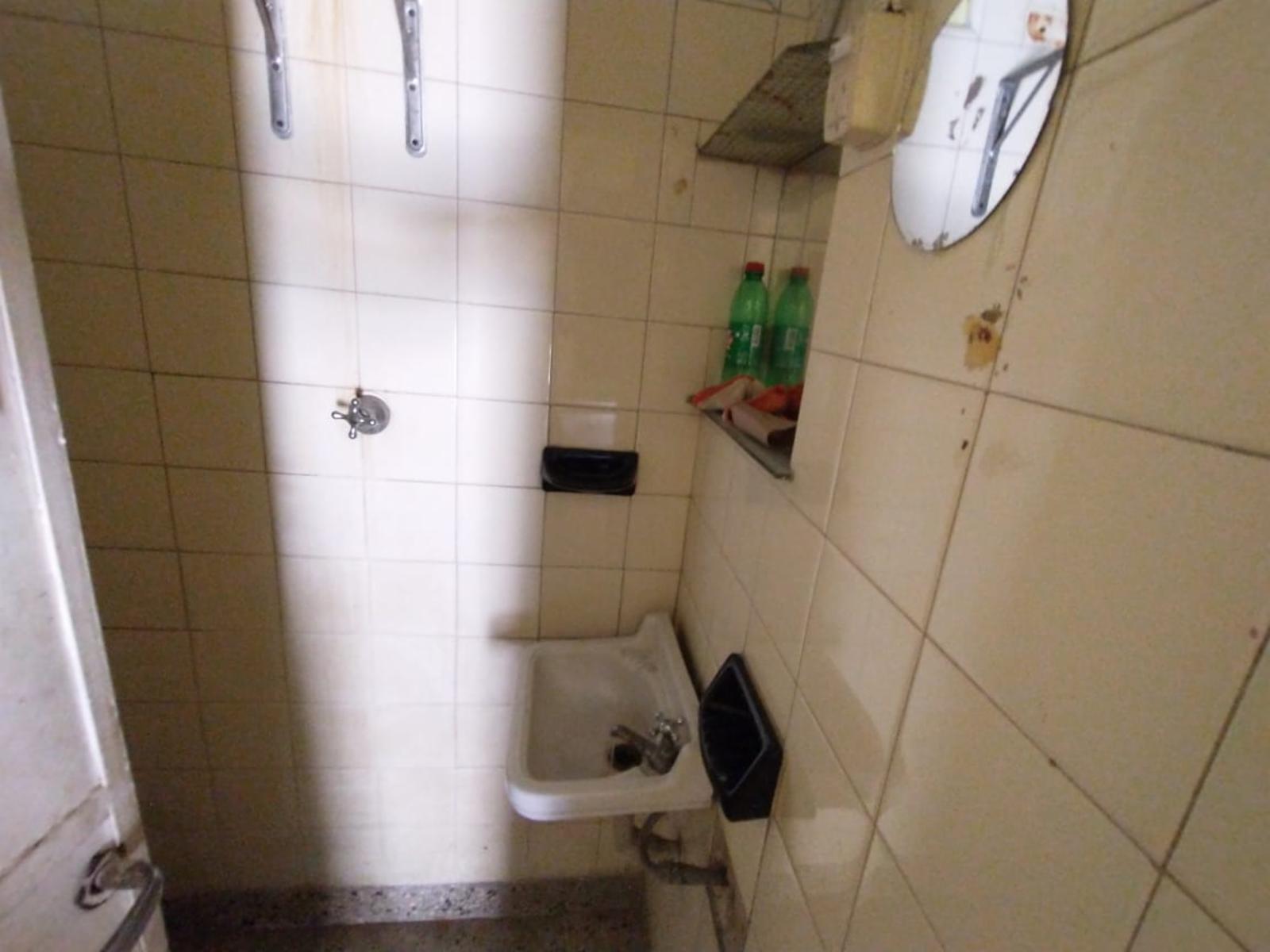 LOCAL COMERCIAL DE APROXIMADAMENTE 35 m2 CON BAÑO TOILETTE Y COCINA. AMPLIO FRENTE CON PERSIANA METÁLICA Y VIDRIERAS. - 4