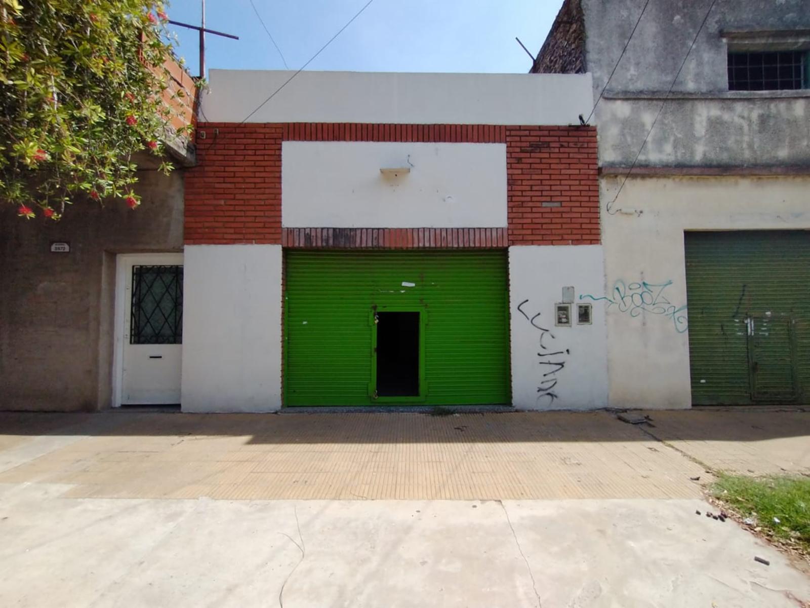 LOCAL COMERCIAL DE APROXIMADAMENTE 35 m2 CON BAÑO TOILETTE Y COCINA. AMPLIO FRENTE CON PERSIANA METÁLICA Y VIDRIERAS. - 5