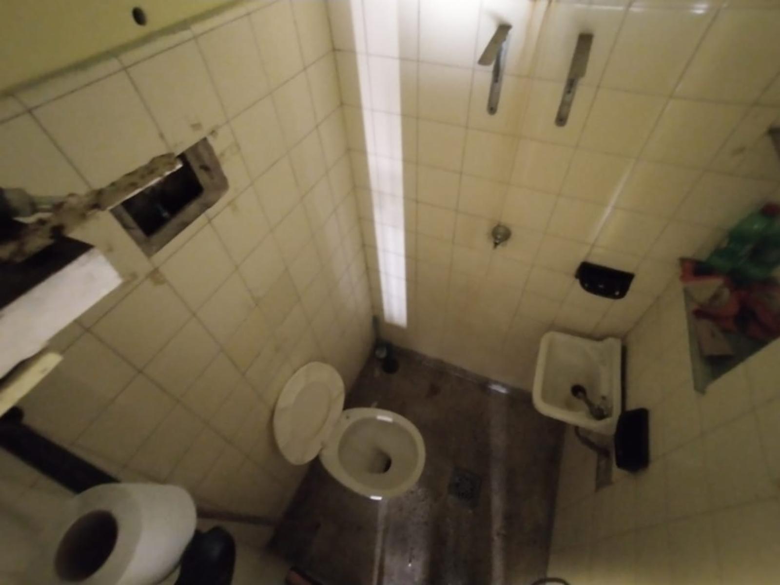 LOCAL COMERCIAL DE APROXIMADAMENTE 35 m2 CON BAÑO TOILETTE Y COCINA. AMPLIO FRENTE CON PERSIANA METÁLICA Y VIDRIERAS. - 6