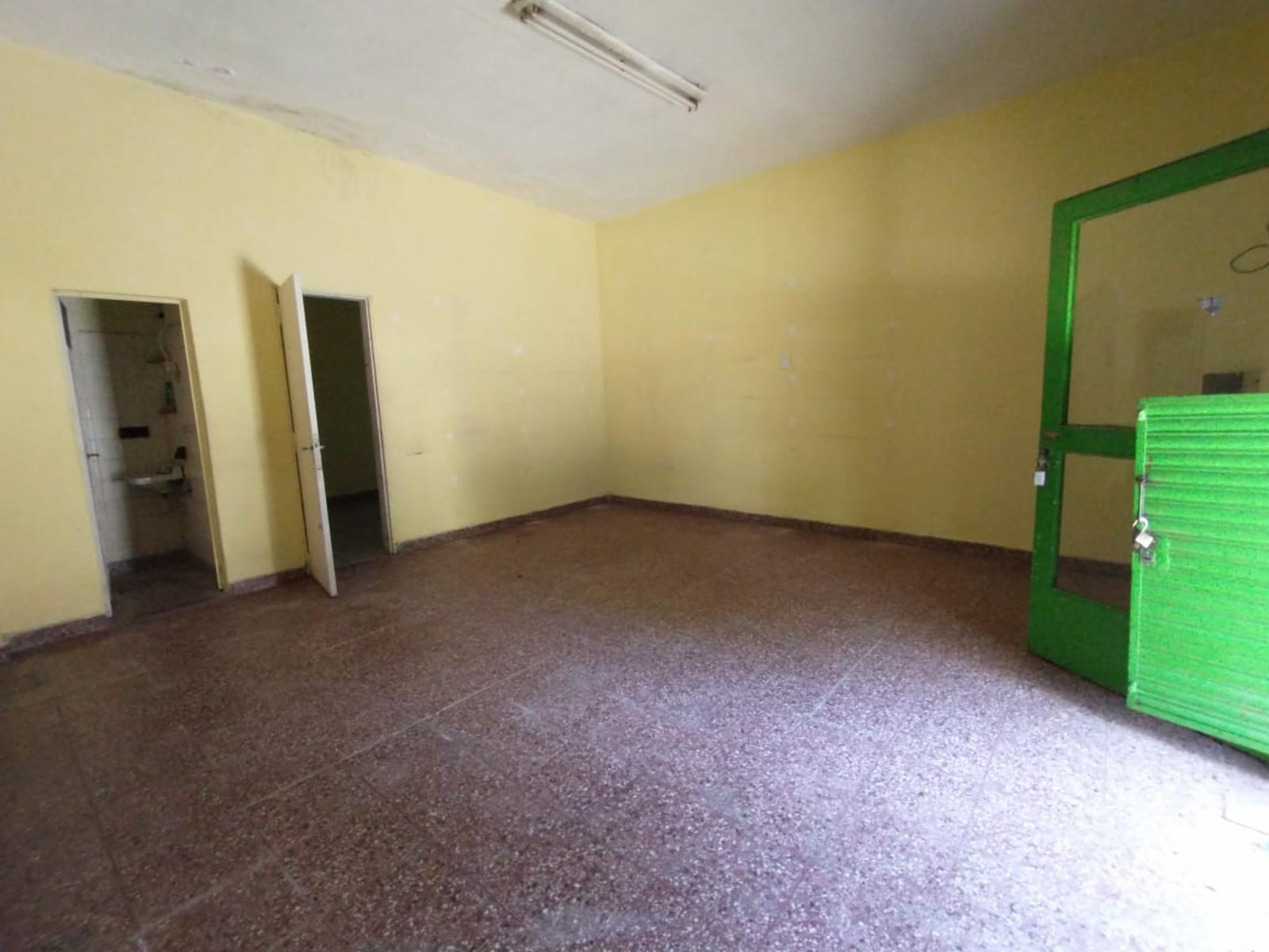 LOCAL COMERCIAL DE APROXIMADAMENTE 35 m2 CON BAÑO TOILETTE Y COCINA. AMPLIO FRENTE CON PERSIANA METÁLICA Y VIDRIERAS. - 7