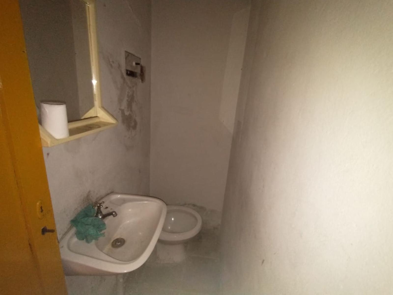 LOCAL COMERCIAL CON PERSIANA METÁLICA Y VIDRIERA. - 2