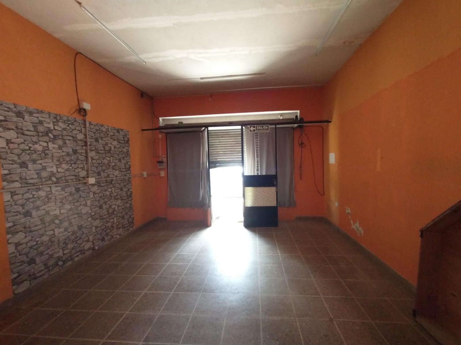 LOCAL COMERCIAL CON PERSIANA METÁLICA Y VIDRIERA. - 3