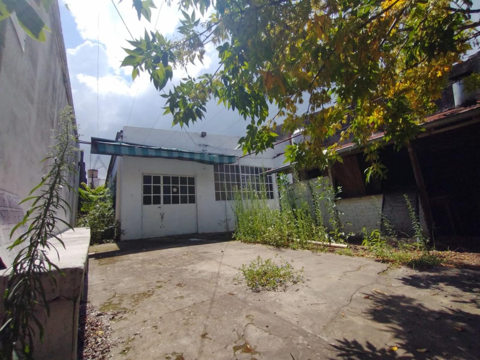 GALPÓN AL FONDO POR PASILLO CON ENTRADA INDEPENDIENTE, AMPLIO ESPACIO MULTIUSO, QUINCHO CON PARRILLA, 2 BAÑOS Y COCINA. - 2