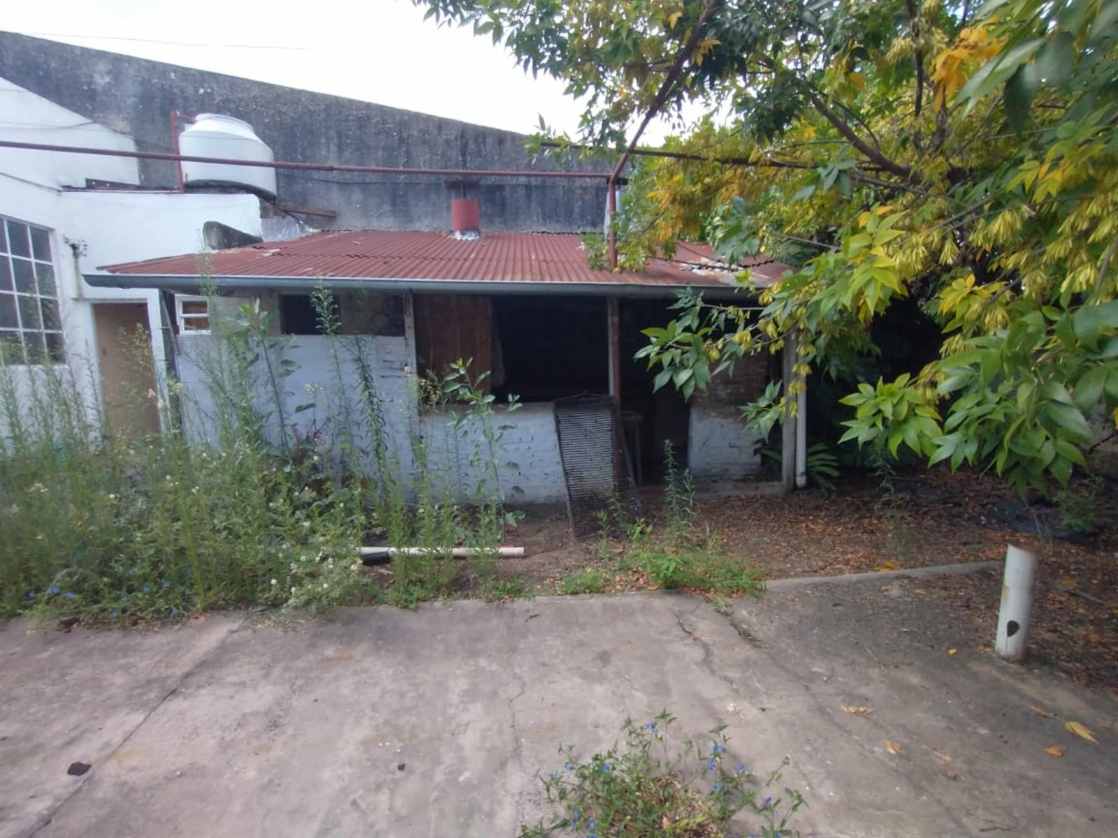 GALPÓN AL FONDO POR PASILLO CON ENTRADA INDEPENDIENTE, AMPLIO ESPACIO MULTIUSO, QUINCHO CON PARRILLA, 2 BAÑOS Y COCINA. - 3