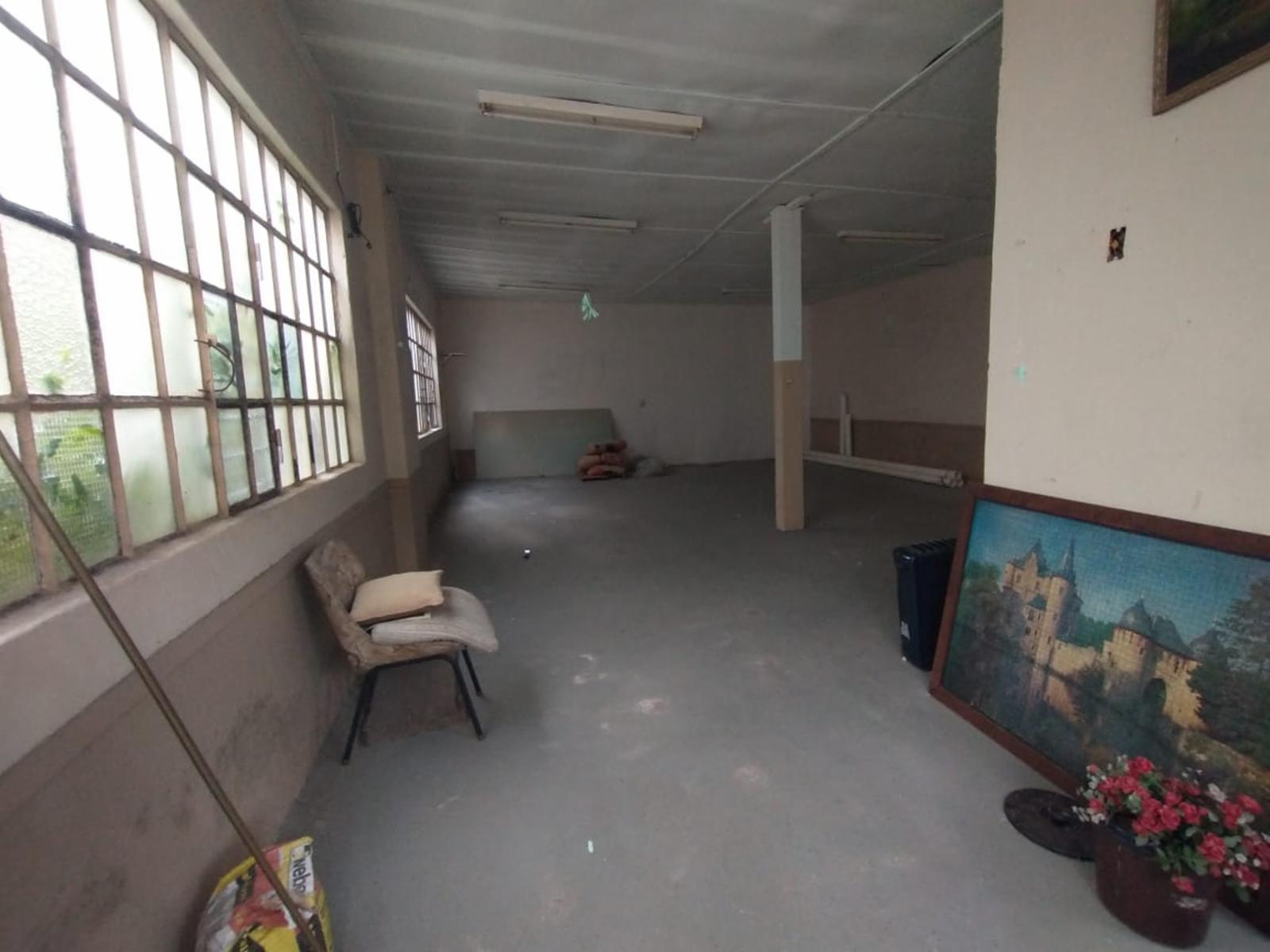 GALPÓN AL FONDO POR PASILLO CON ENTRADA INDEPENDIENTE, AMPLIO ESPACIO MULTIUSO, QUINCHO CON PARRILLA, 2 BAÑOS Y COCINA. - 10