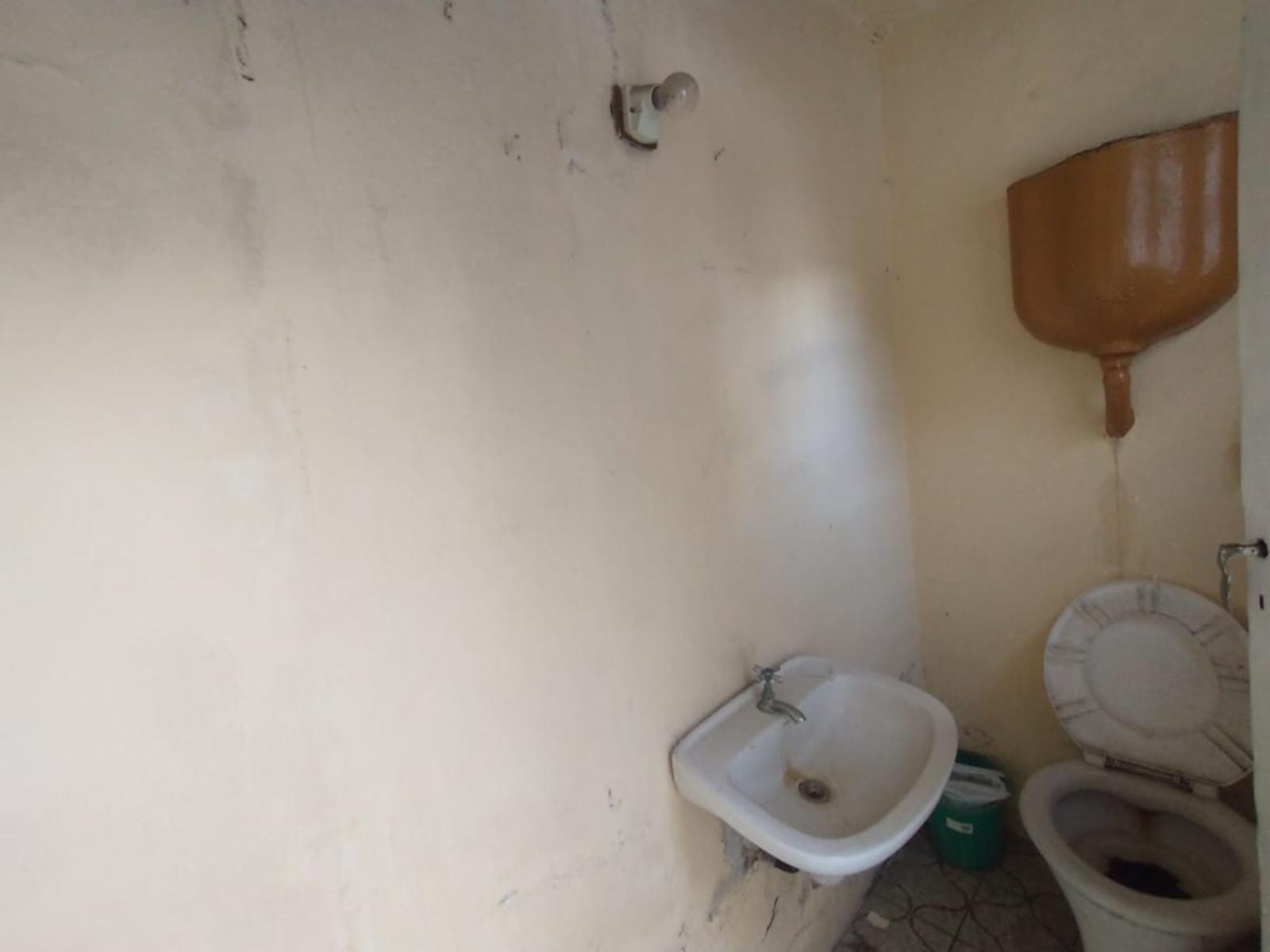 GALPÓN AL FONDO POR PASILLO CON ENTRADA INDEPENDIENTE, AMPLIO ESPACIO MULTIUSO, QUINCHO CON PARRILLA, 2 BAÑOS Y COCINA. - 16