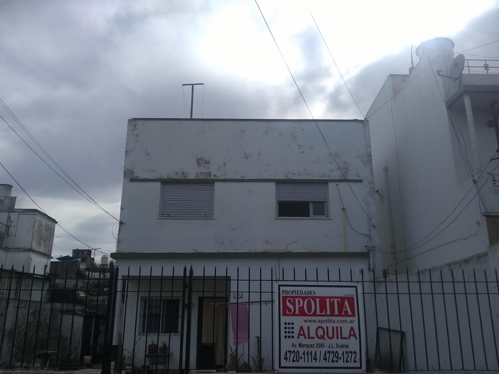 EXCELENTE OPORTUNIDAD DE VIVIENDA MULTIFAMILIAR EN AMPLIO LOTE PROPIO. ENTRADA DE AUTO, JARDÍN AL FRENTE Y PATIO.