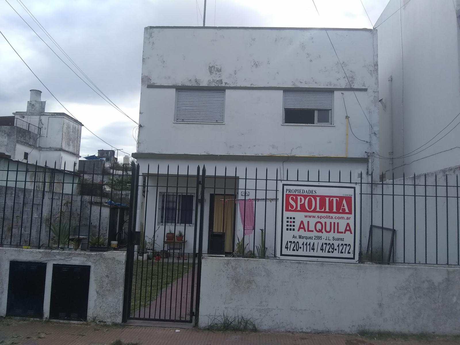 EXCELENTE OPORTUNIDAD DE VIVIENDA MULTIFAMILIAR EN AMPLIO LOTE PROPIO. ENTRADA DE AUTO, JARDÍN AL FRENTE Y PATIO. — foto 2