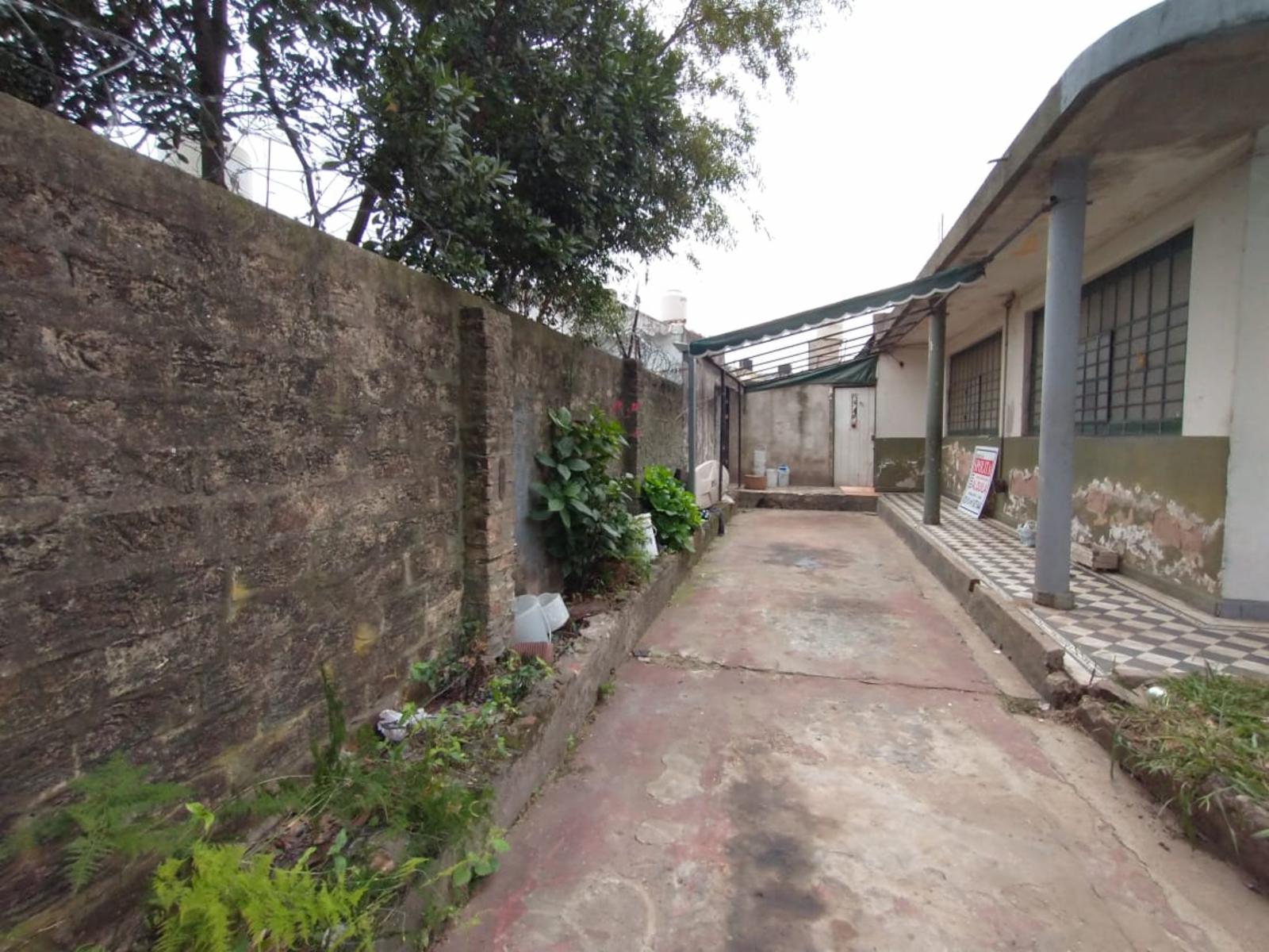 CASA EN LOTE PROPIO DE 3 AMBIENTES CON JARDÍN AL FRENTE, ENTRADA PARA AUTO Y PATIO CON PARRILLA. - 1