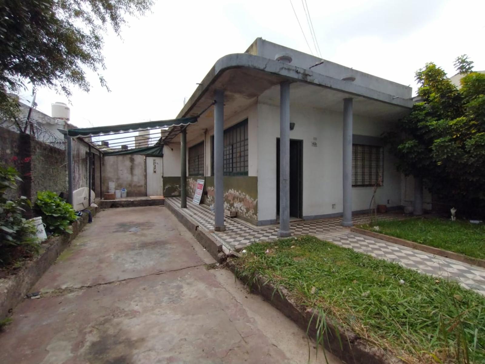 CASA EN LOTE PROPIO DE 3 AMBIENTES CON JARDÍN AL FRENTE, ENTRADA PARA AUTO Y PATIO CON PARRILLA. - 2