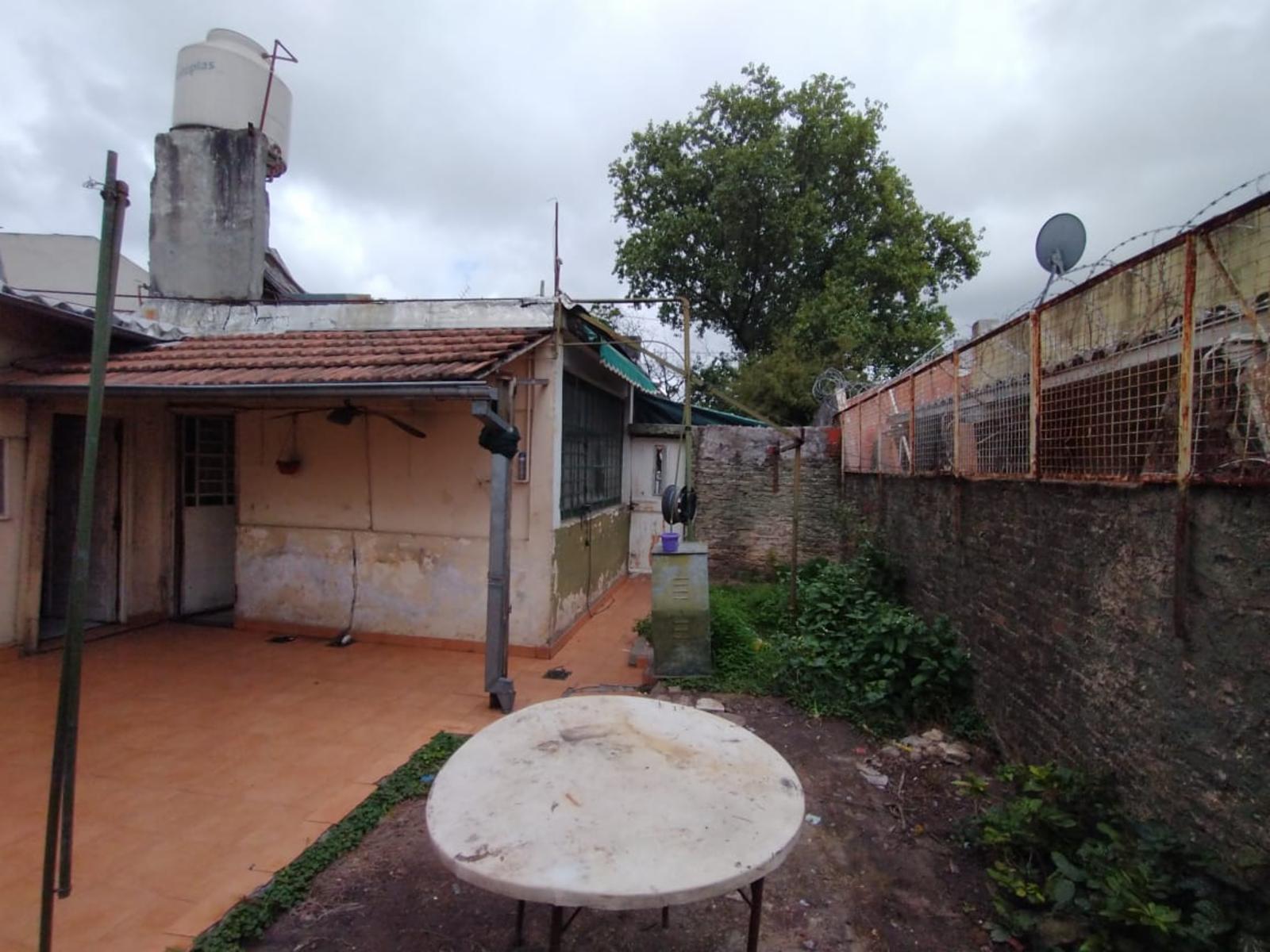 CASA EN LOTE PROPIO DE 3 AMBIENTES CON JARDÍN AL FRENTE, ENTRADA PARA AUTO Y PATIO CON PARRILLA. - 3