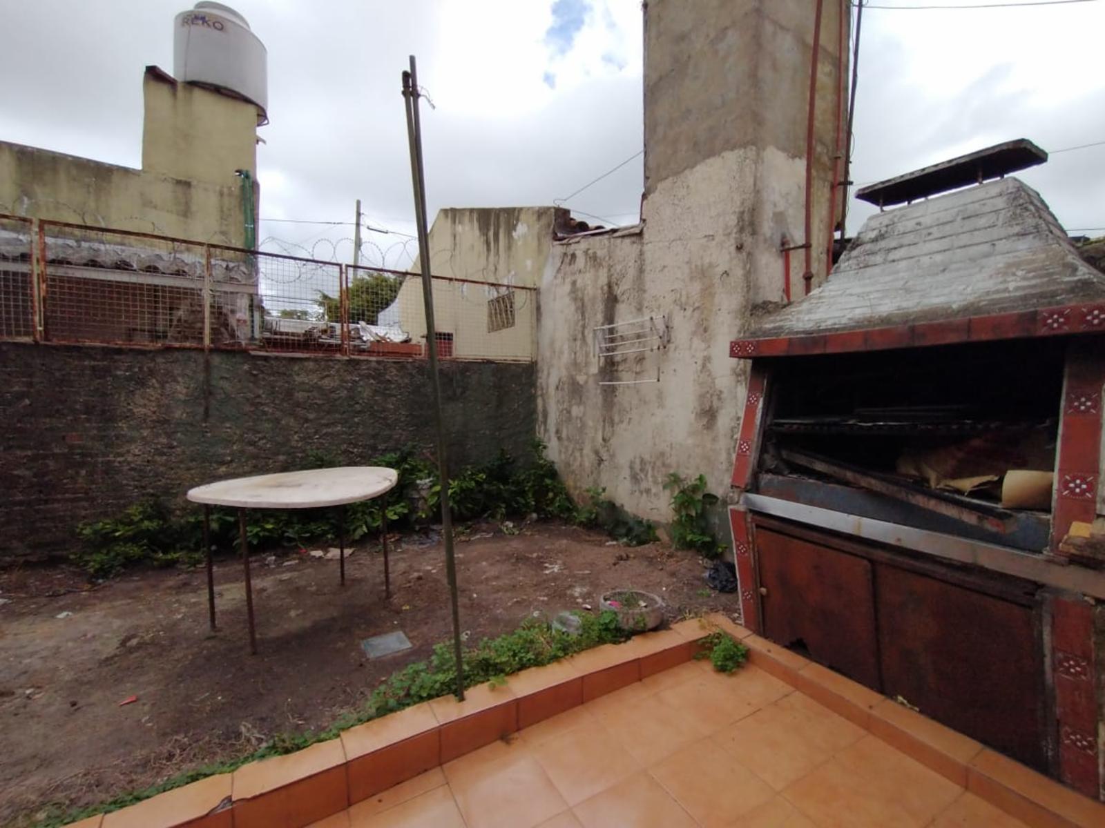 CASA EN LOTE PROPIO DE 3 AMBIENTES CON JARDÍN AL FRENTE, ENTRADA PARA AUTO Y PATIO CON PARRILLA. - 4
