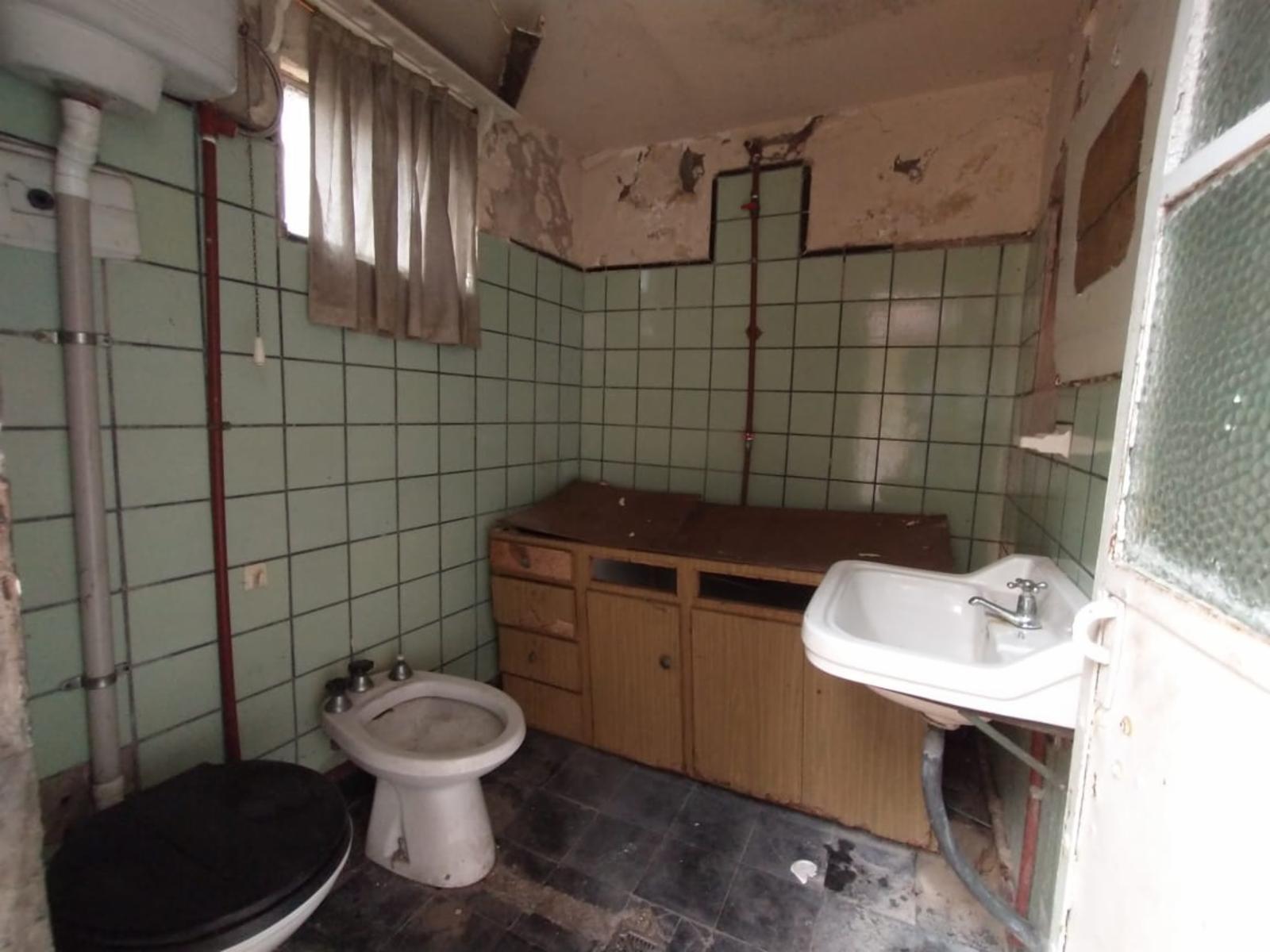 CASA EN LOTE PROPIO DE 3 AMBIENTES CON JARDÍN AL FRENTE, ENTRADA PARA AUTO Y PATIO CON PARRILLA. - 5