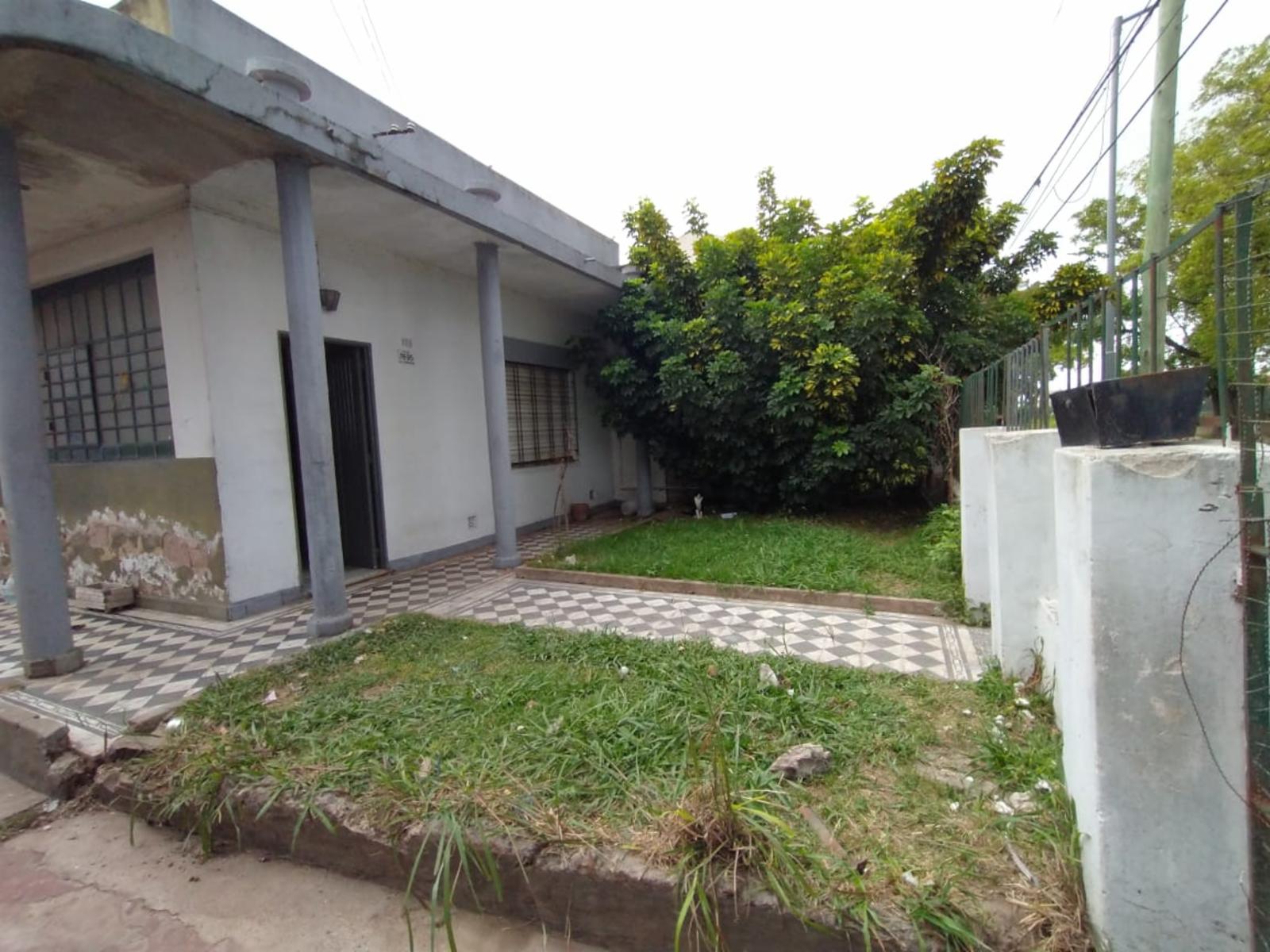 CASA EN LOTE PROPIO DE 3 AMBIENTES CON JARDÍN AL FRENTE, ENTRADA PARA AUTO Y PATIO CON PARRILLA. - 6