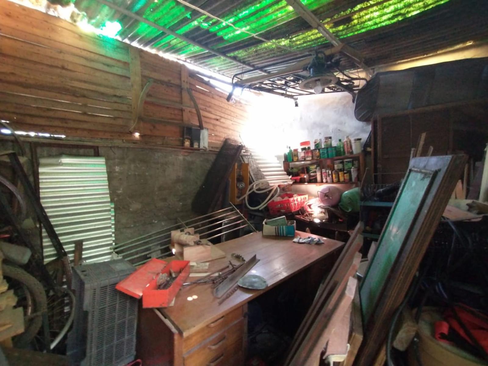 PH FONDO EN BUEN ESTADO CON 2 DORMITORIOS, ESCRITORIO, COCINA-COMEDOR INTEGRADA, AMPLIO BAÑO CON DUCHA, PATIO Y GALPÓN DE HERRAMIENTAS. — foto 2
