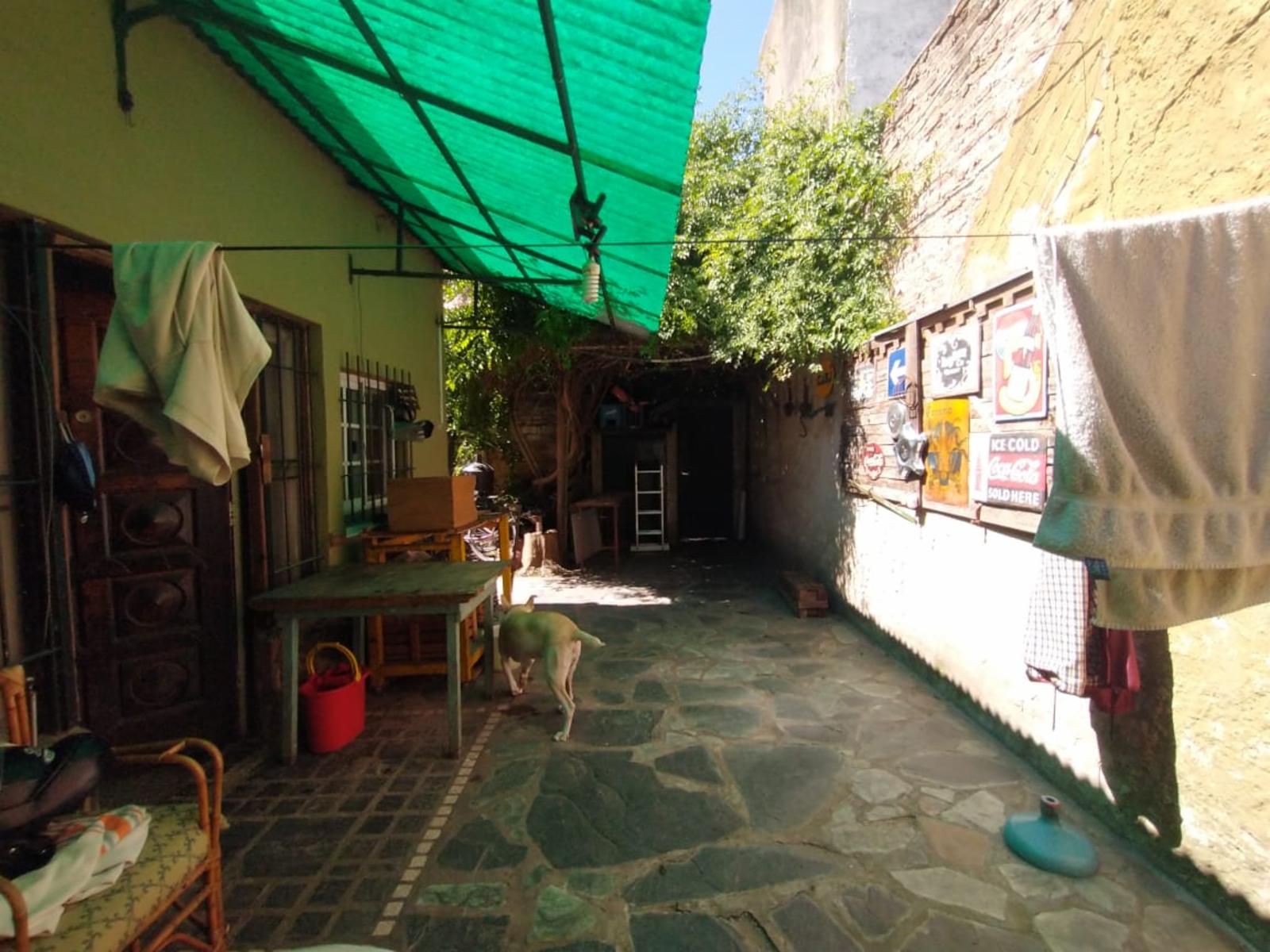 PH FONDO EN BUEN ESTADO CON 2 DORMITORIOS, ESCRITORIO, COCINA-COMEDOR INTEGRADA, AMPLIO BAÑO CON DUCHA, PATIO Y GALPÓN DE HERRAMIENTAS. — foto 5