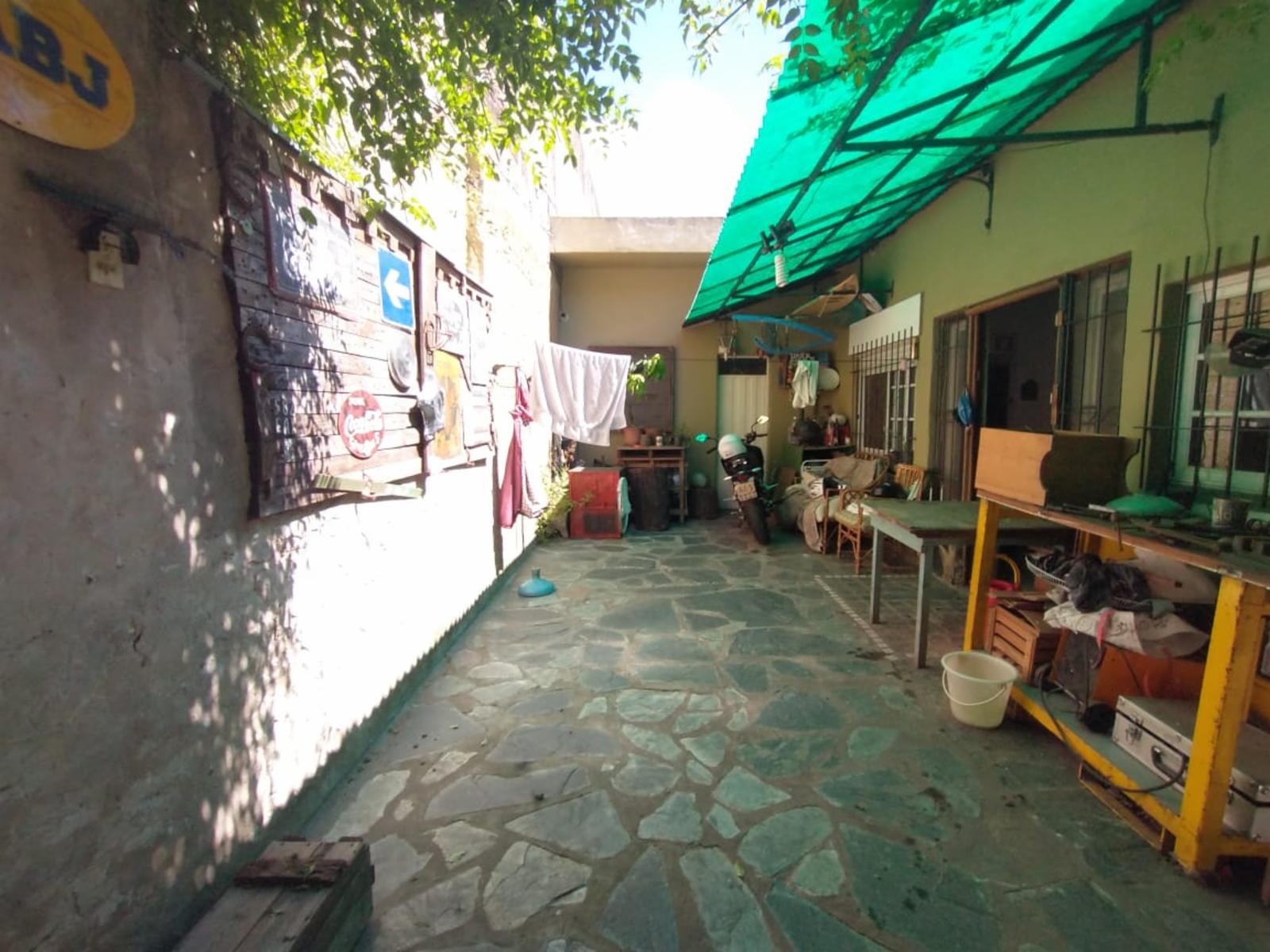 PH FONDO EN BUEN ESTADO CON 2 DORMITORIOS, ESCRITORIO, COCINA-COMEDOR INTEGRADA, AMPLIO BAÑO CON DUCHA, PATIO Y GALPÓN DE HERRAMIENTAS. — foto 6