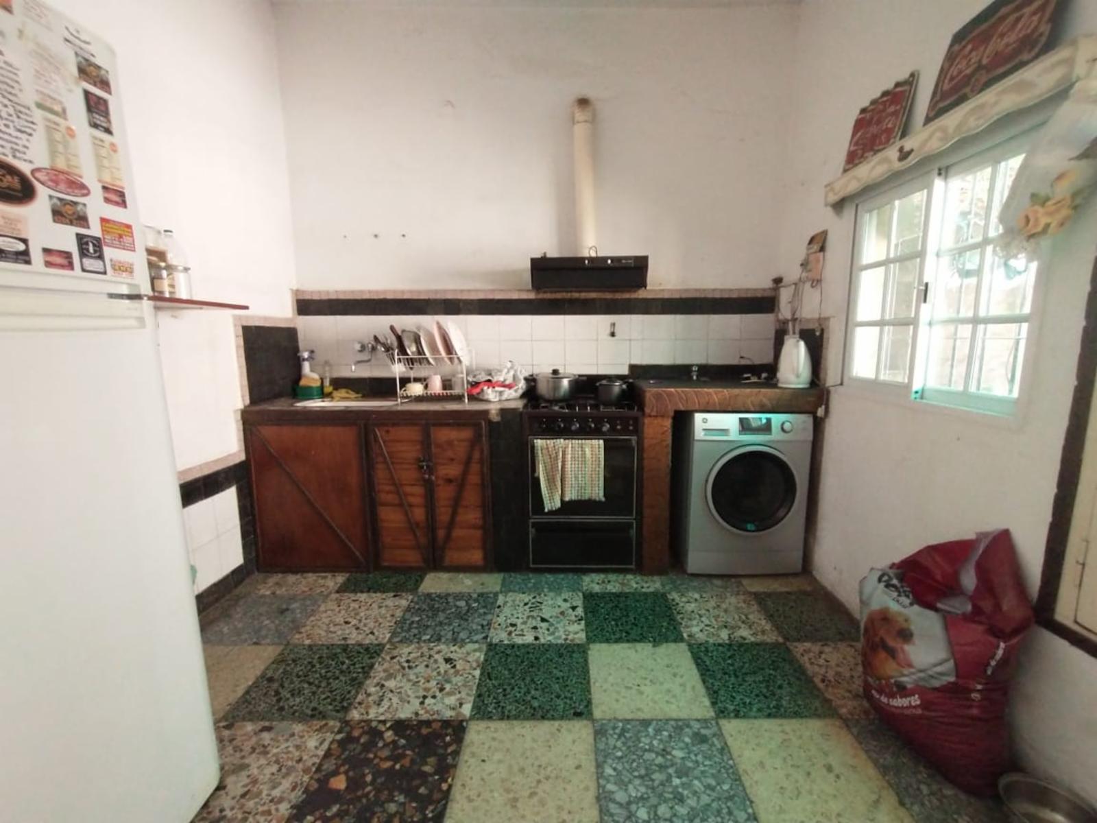 PH FONDO EN BUEN ESTADO CON 2 DORMITORIOS, ESCRITORIO, COCINA-COMEDOR INTEGRADA, AMPLIO BAÑO CON DUCHA, PATIO Y GALPÓN DE HERRAMIENTAS. — foto 8