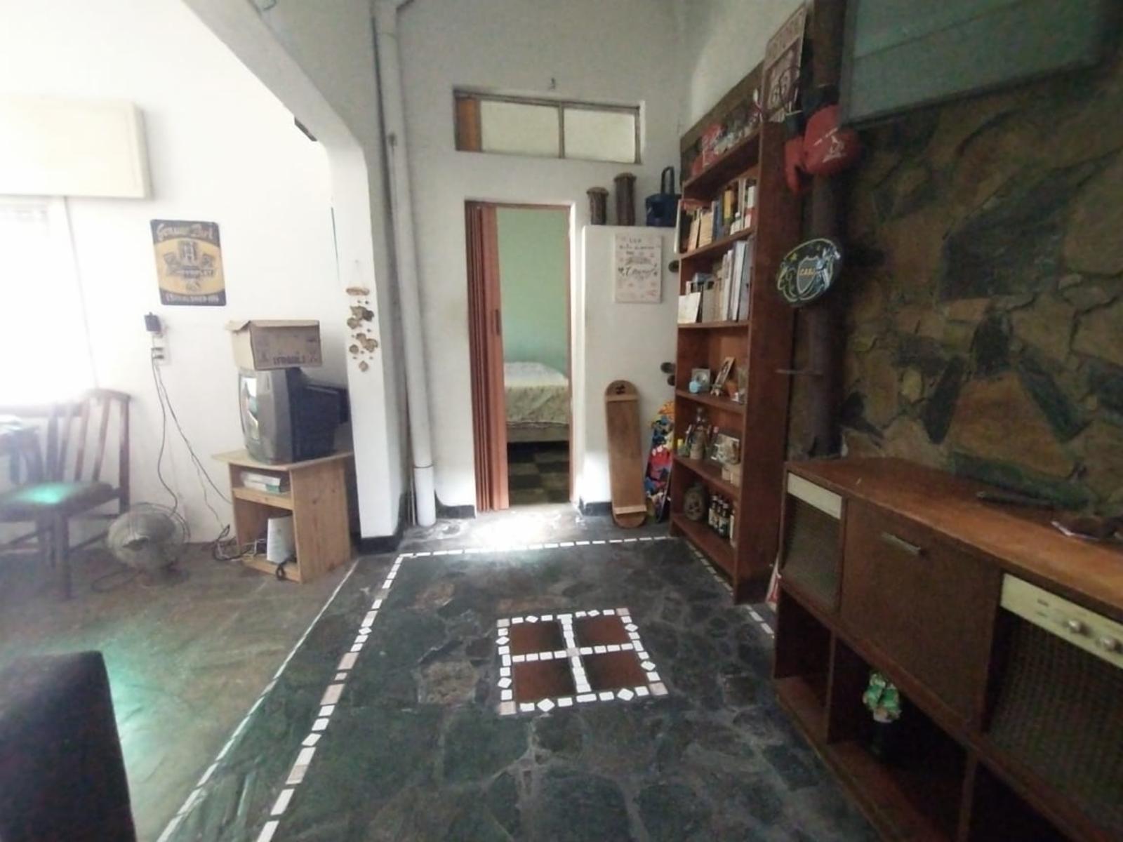 PH FONDO EN BUEN ESTADO CON 2 DORMITORIOS, ESCRITORIO, COCINA-COMEDOR INTEGRADA, AMPLIO BAÑO CON DUCHA, PATIO Y GALPÓN DE HERRAMIENTAS. — foto 11