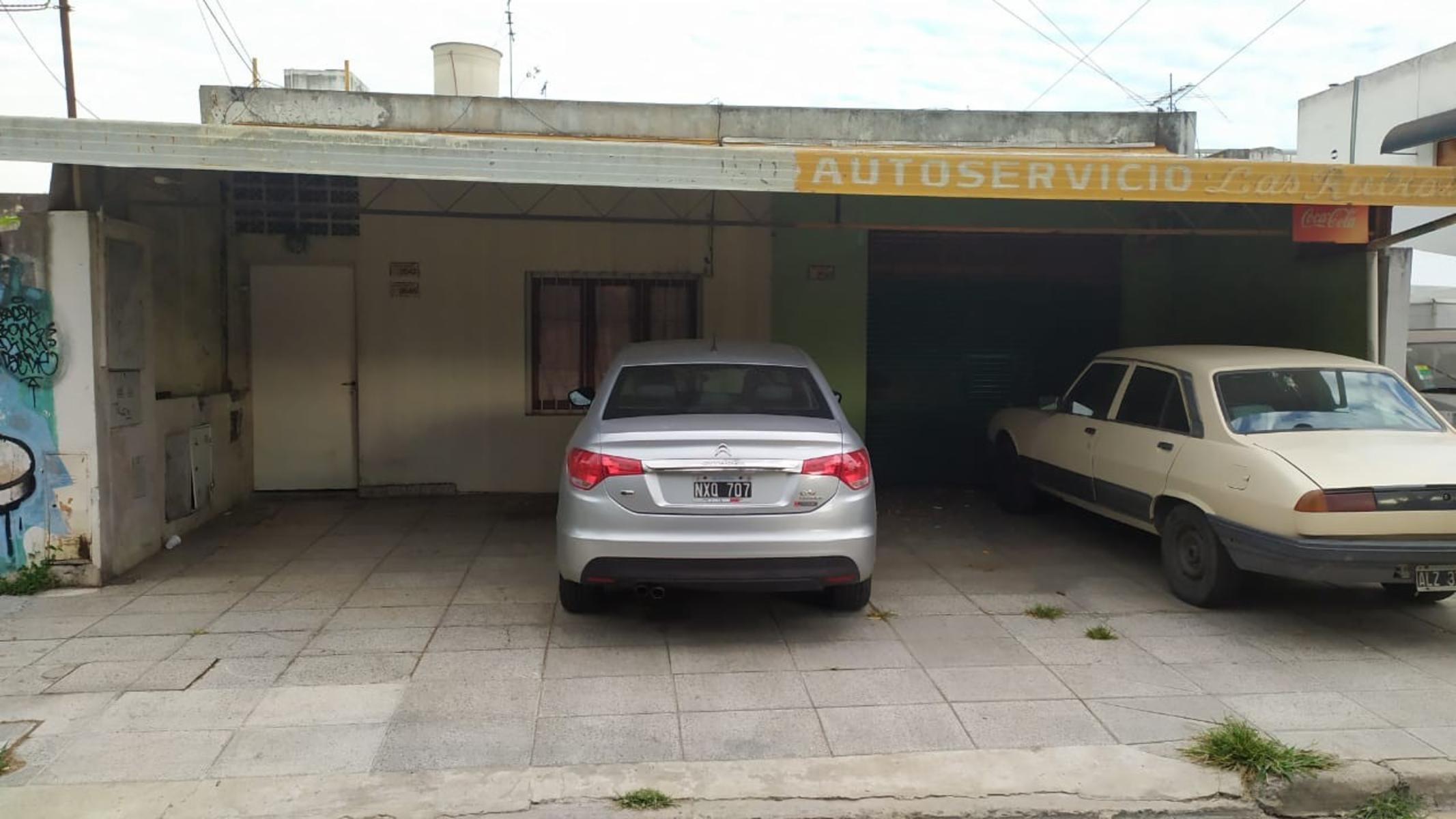 LOTE DE 8.66 X 17, FRENTE 2 LOCALES, 1 ADAPTADO PARA VIVIENDA CON PATIO Y ESPACIO AEREO PARA CONSTRUIR