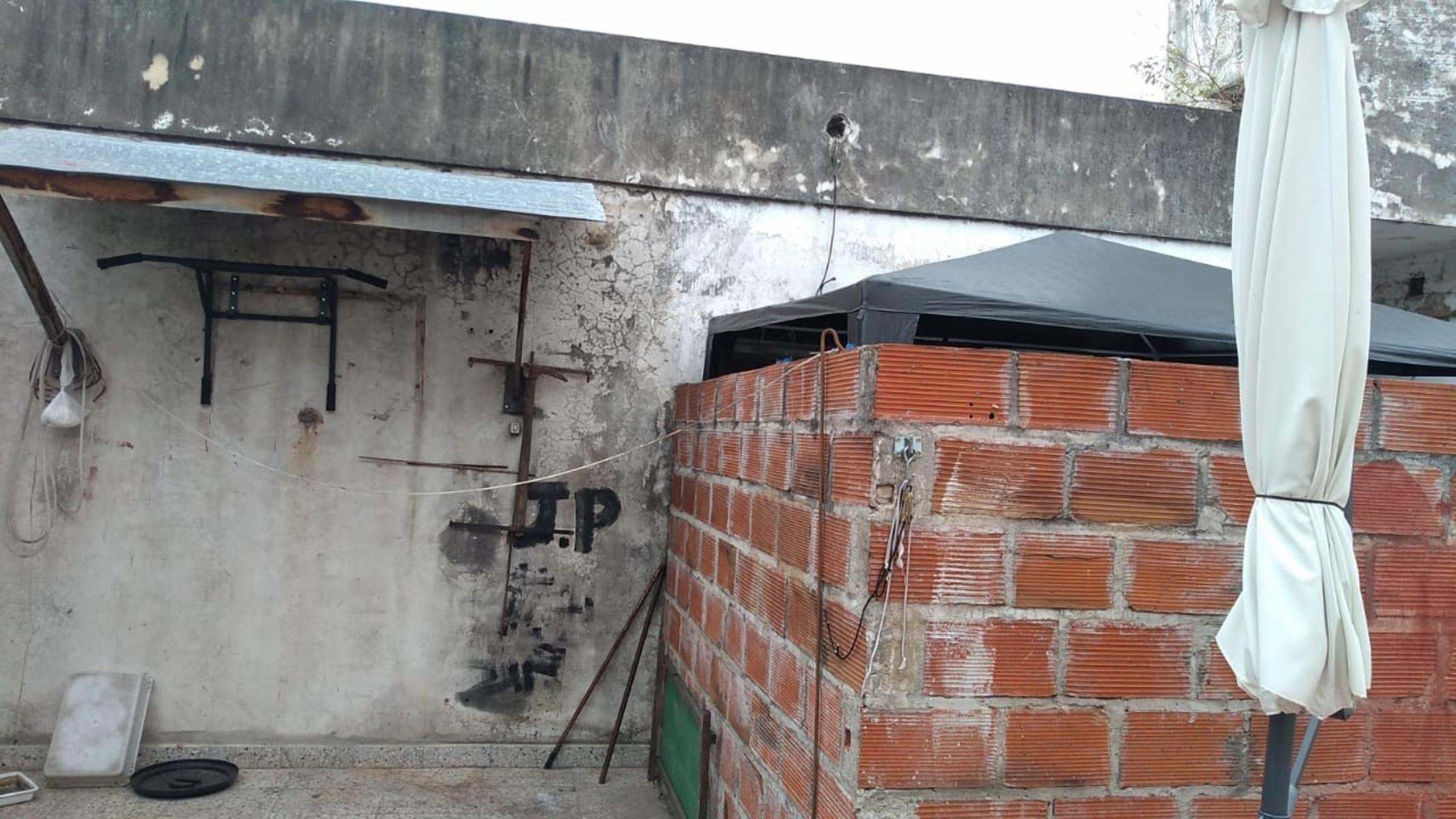LOTE DE 8.66 X 17, FRENTE 2 LOCALES, 1 ADAPTADO PARA VIVIENDA CON PATIO Y ESPACIO AEREO PARA CONSTRUIR — foto 2