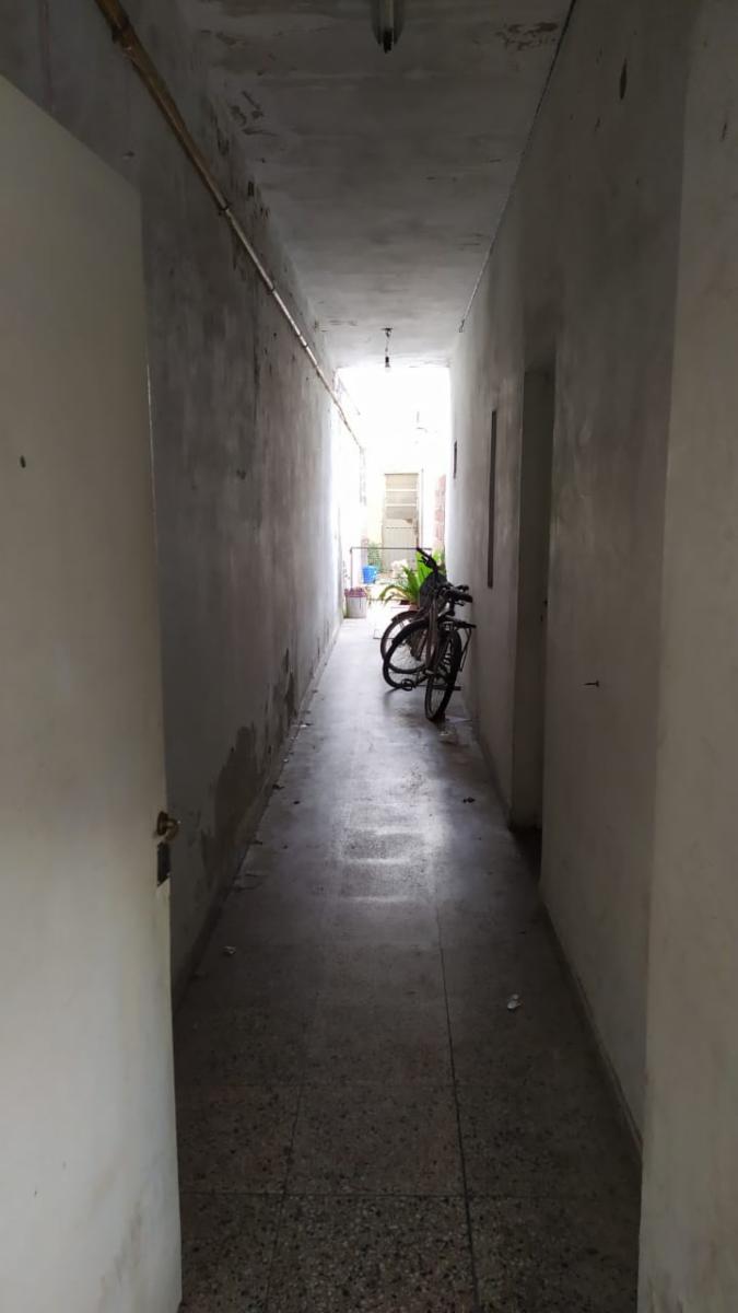 LOTE DE 8.66 X 17, FRENTE 2 LOCALES, 1 ADAPTADO PARA VIVIENDA CON PATIO Y ESPACIO AEREO PARA CONSTRUIR — foto 3
