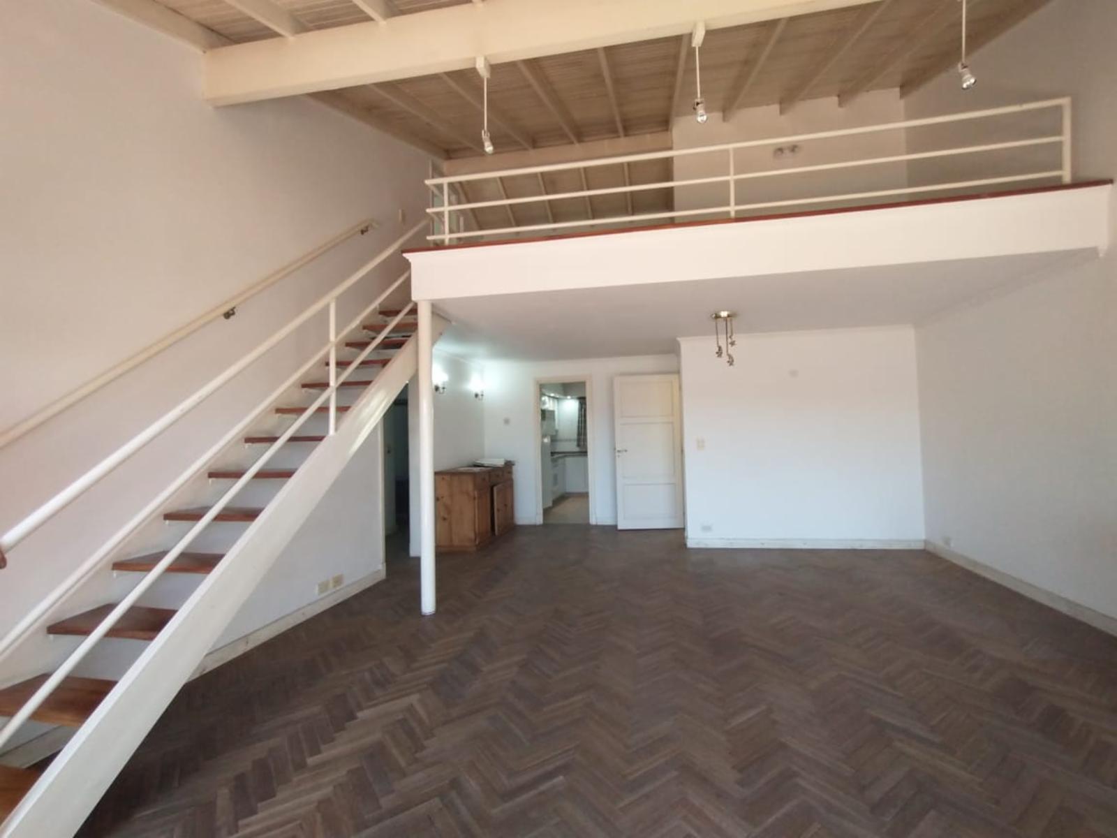 AMPLIO DEPARTAMENTO DE 3 AMBIENTES CON LIVING Y ENTREPISO, COCINA CON LAVADERO INTEGRADO, BALCÓN AL FRENTE Y PATIO BALCÓN EN CONTRAFRENTE. - 1