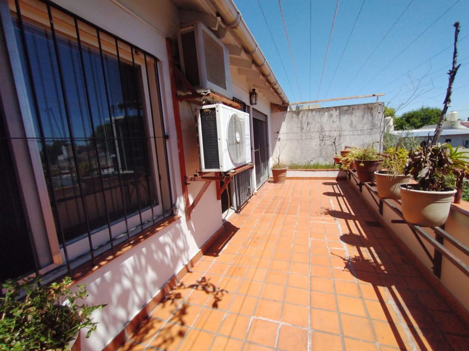 AMPLIO DEPARTAMENTO DE 3 AMBIENTES CON LIVING Y ENTREPISO, COCINA CON LAVADERO INTEGRADO, BALCÓN AL FRENTE Y PATIO BALCÓN EN CONTRAFRENTE. - 12