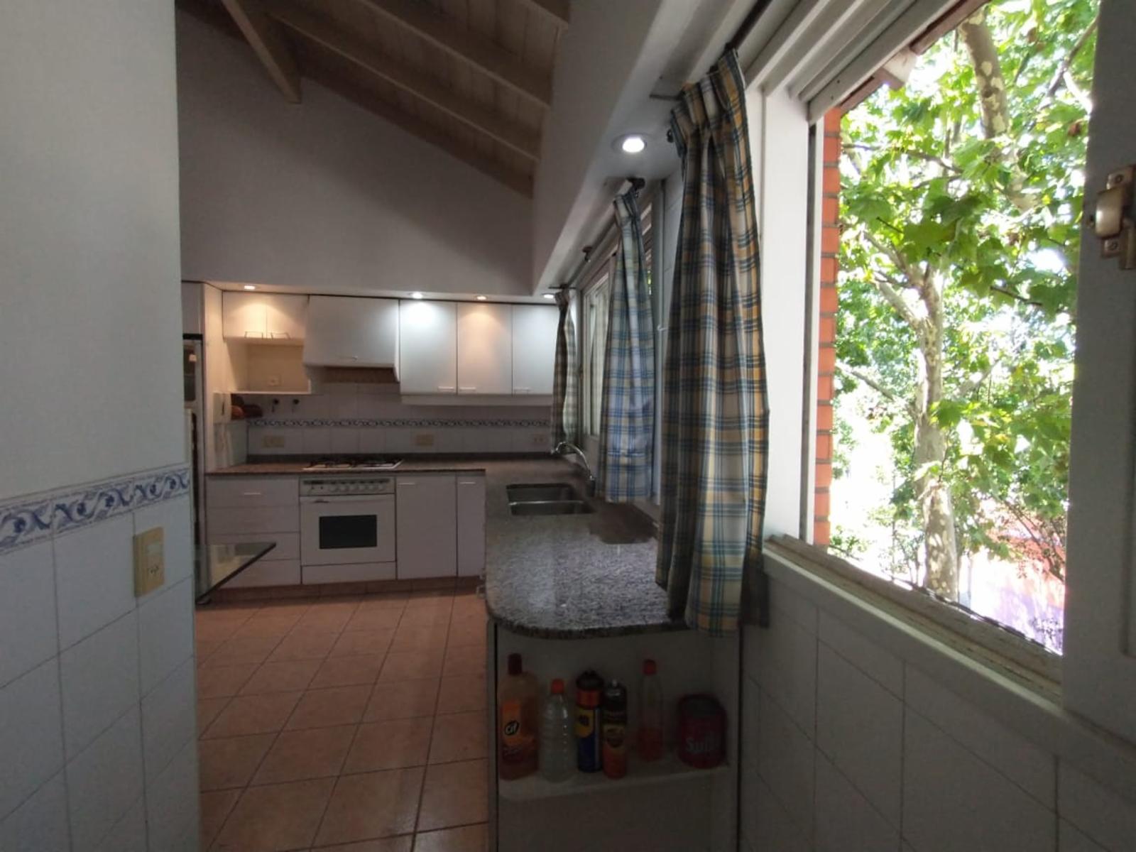 AMPLIO DEPARTAMENTO DE 3 AMBIENTES CON LIVING Y ENTREPISO, COCINA CON LAVADERO INTEGRADO, BALCÓN AL FRENTE Y PATIO BALCÓN EN CONTRAFRENTE. - 23